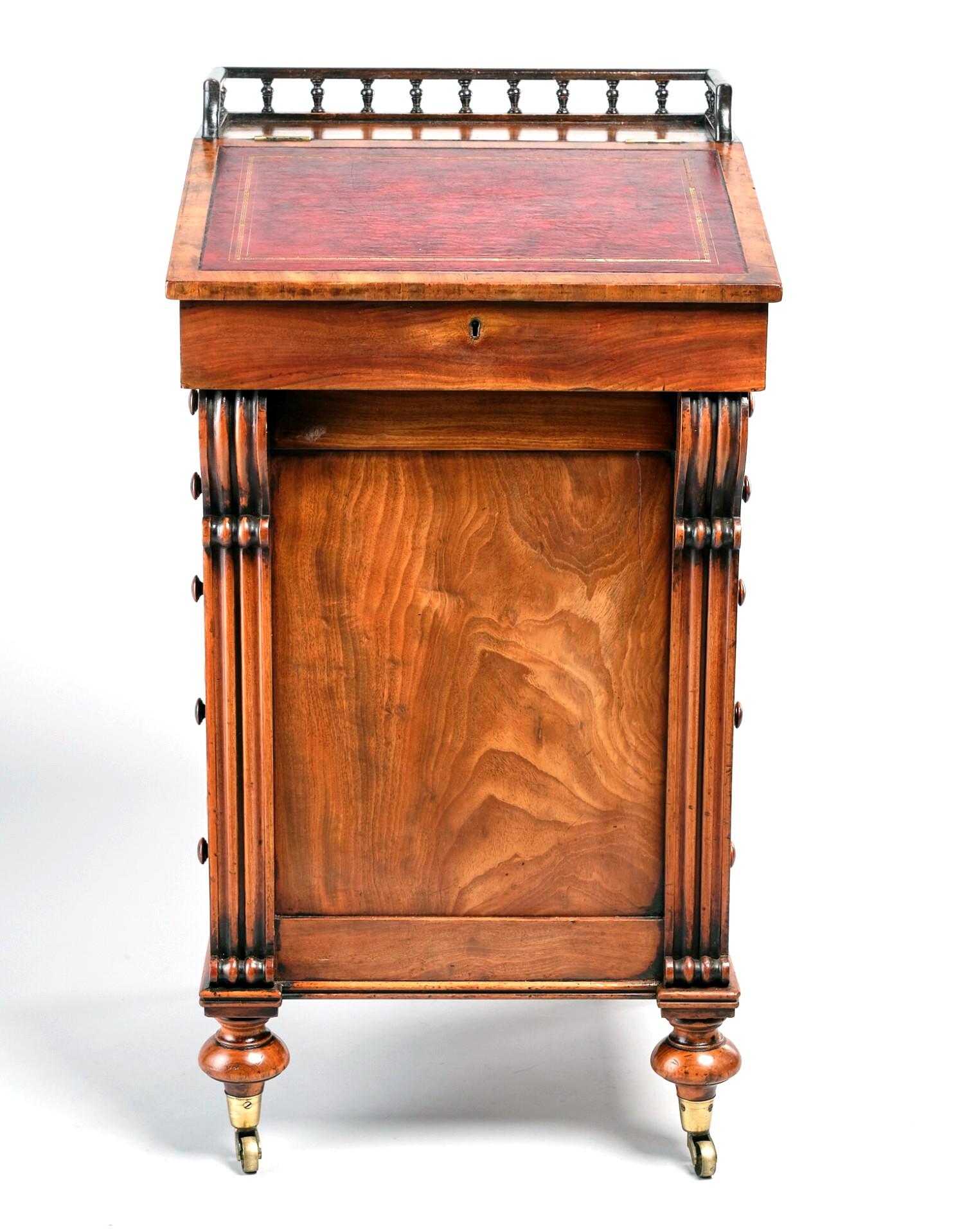 Davenport-Schreibtisch aus gemasertem Mahagoni aus der englischen Regency-Periode, um 1830 im Angebot 10