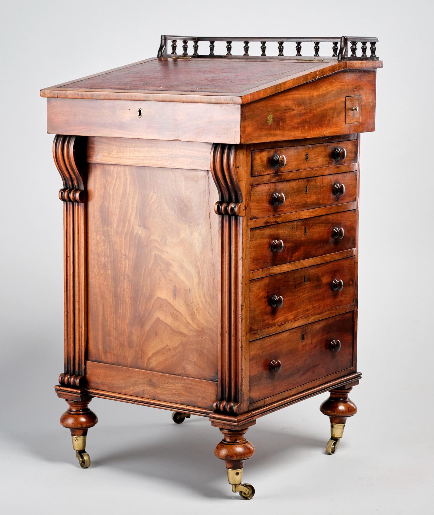 A Superior English Regency Period Davenport Desk in Figured Mahogany, Circa 1830 In Good Condition For Sale In Ottawa, Ontario