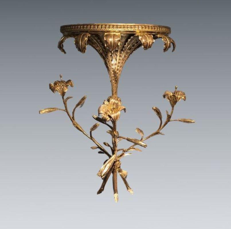 Sculpté à la main Paire de consoles murales Lily en bois doré sculpté de style Régence d'une élégance suprême en vente