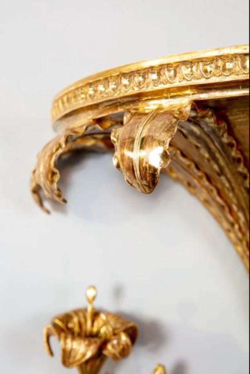 Paire de consoles murales Lily en bois doré sculpté de style Régence d'une élégance suprême en vente 1
