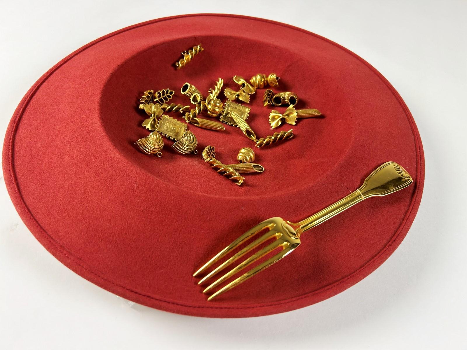 A Surrealist Hat by Isabelle Canovas in red felt and gilt bronze Circa 1980  In Good Condition For Sale In Toulon, FR
