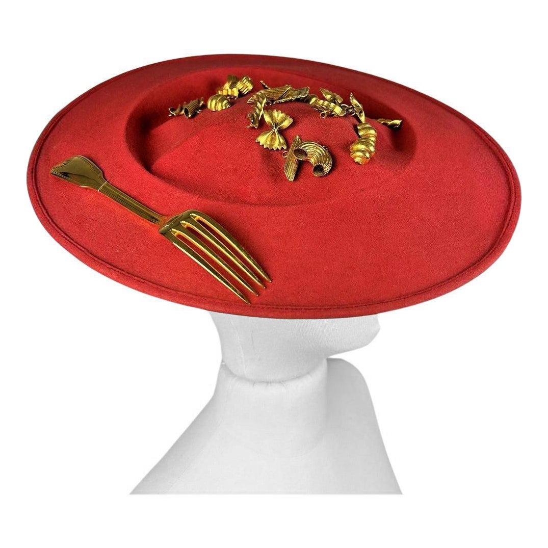 Chapeau surréaliste d'Isabelle Canovas en feutre rouge et bronze doré Circa 1980
