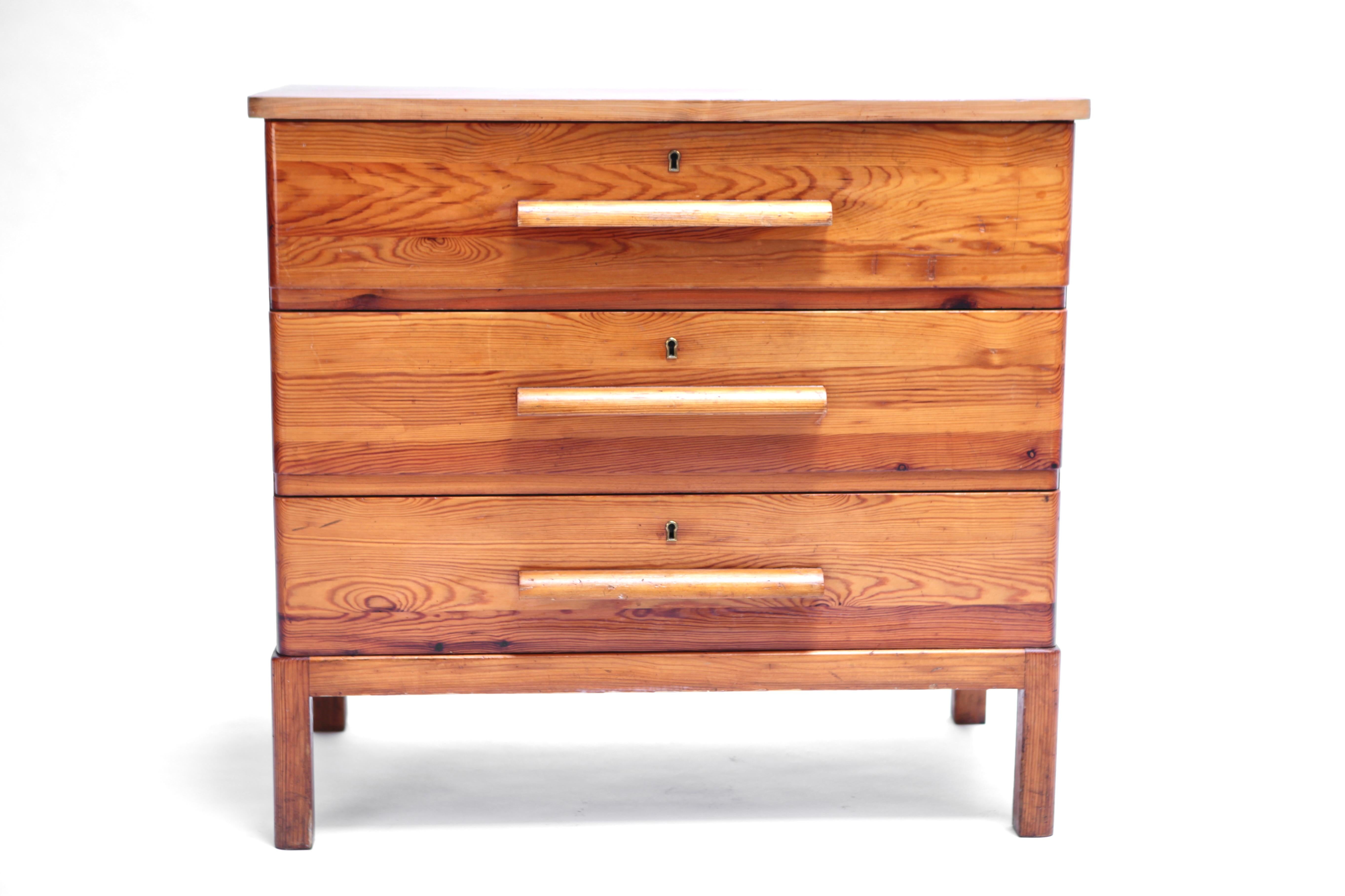 Scandinavian Modern Swedish 1930s Pine Chest in the Style of Axel-Einar Hjorth
