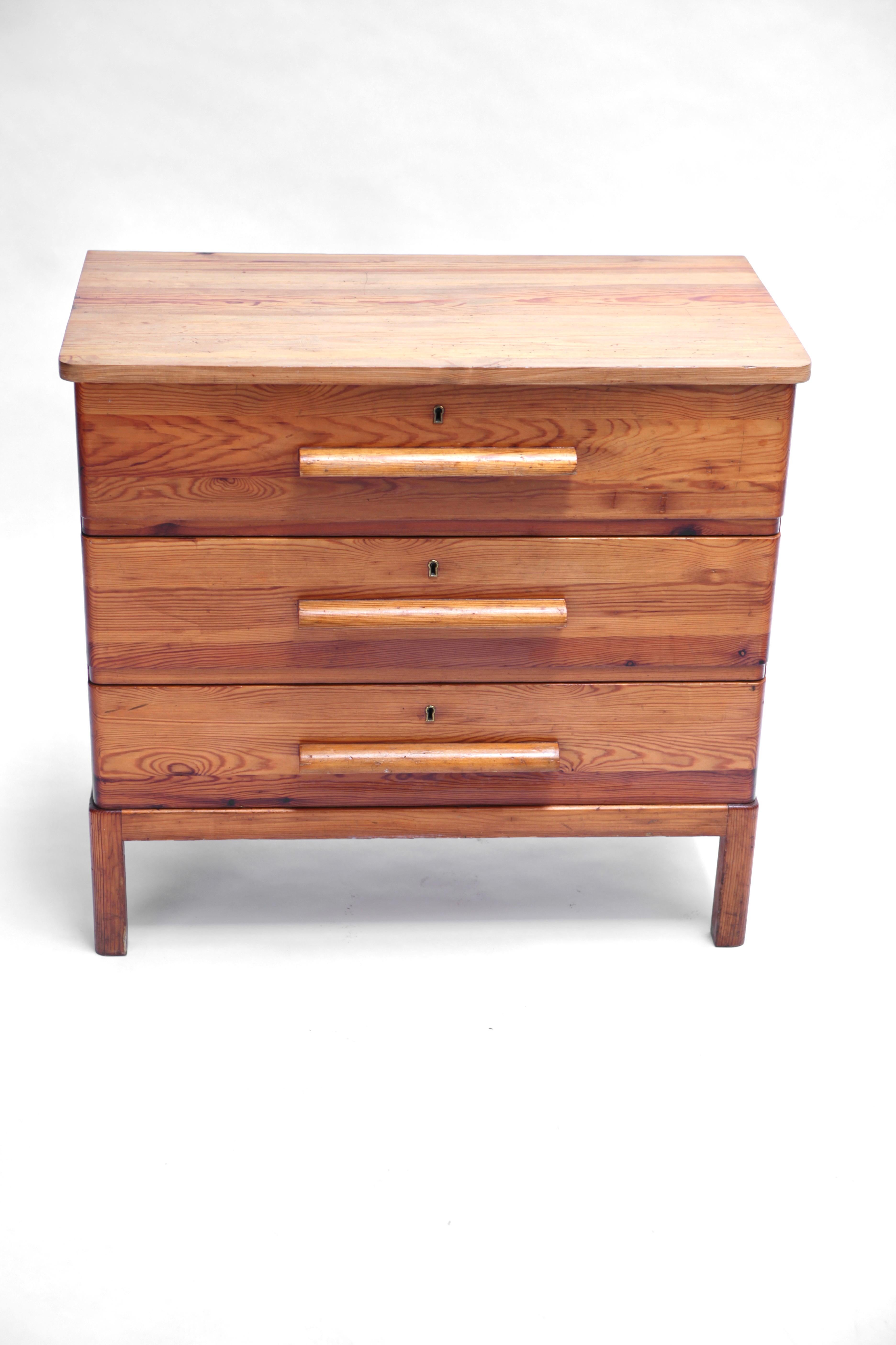 Swedish 1930s Pine Chest in the Style of Axel-Einar Hjorth In Good Condition In Berlin, DE