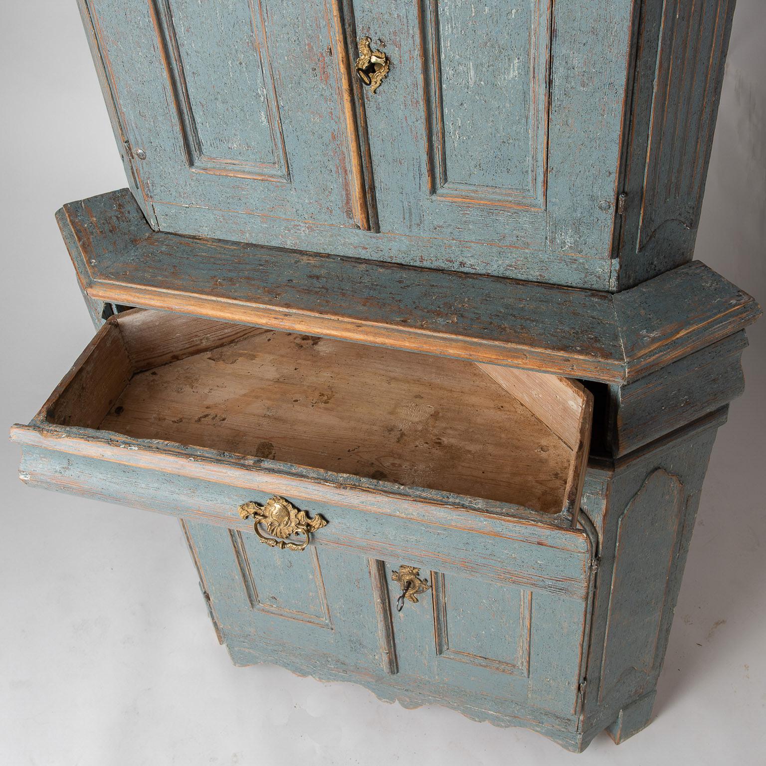 Swedish Baroque Period Blue Painted Corner Cupboard with Original Glass For Sale 6
