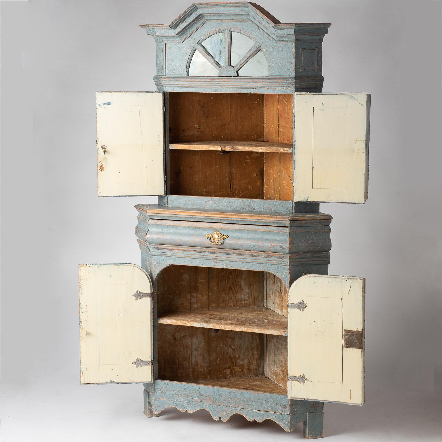 Swedish Baroque Period Blue Painted Corner Cupboard with Original Glass For Sale 1