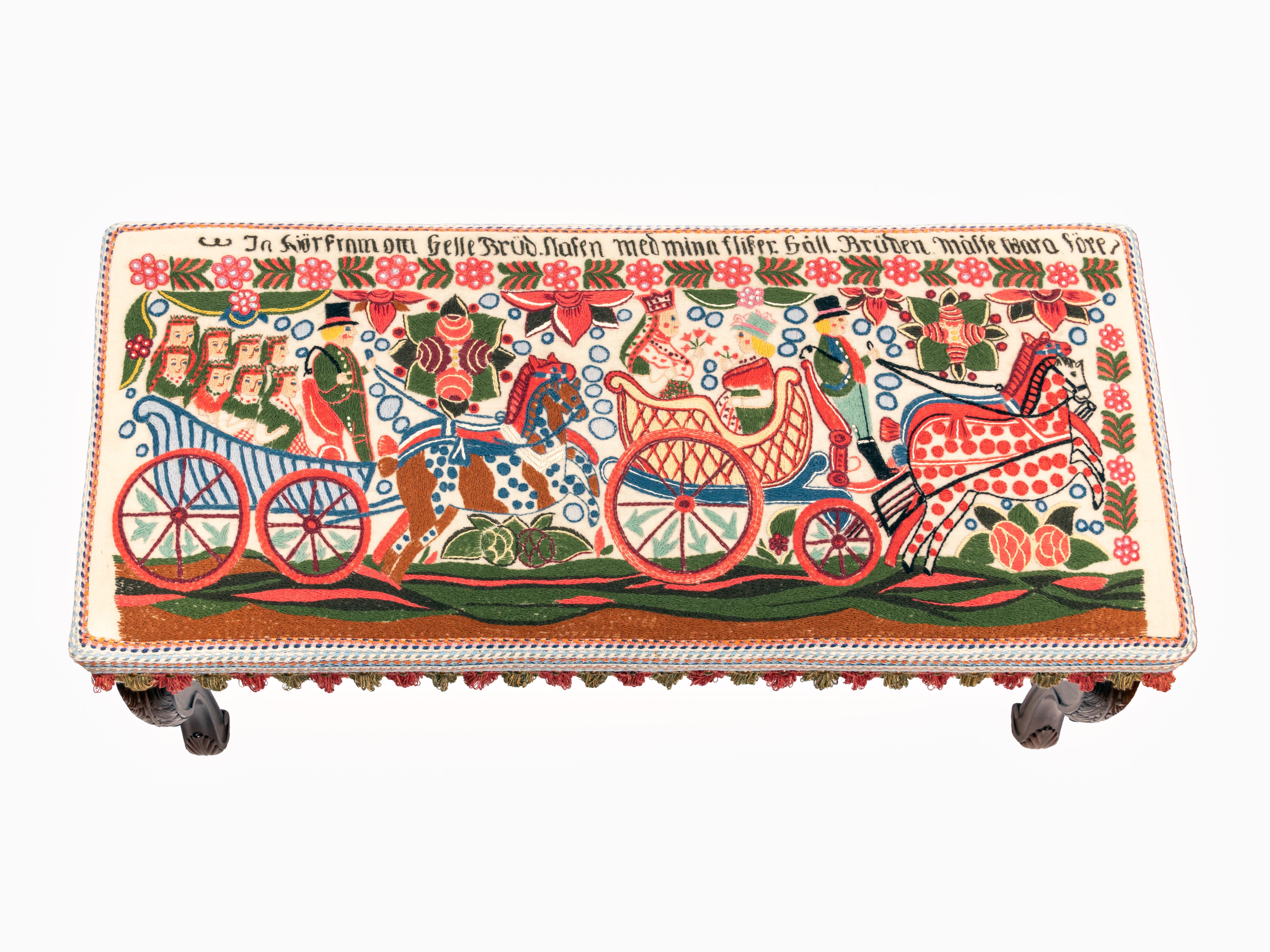 Banc suédois en noyer sculpté à la main, de style baroque. Les pieds en mouton et l'entretoise arquée sont ornés d'un motif de feuilles sur des pieds cabriole. L'assise est recouverte d'une tapisserie créwel brodée à la main sur un tissu de laine