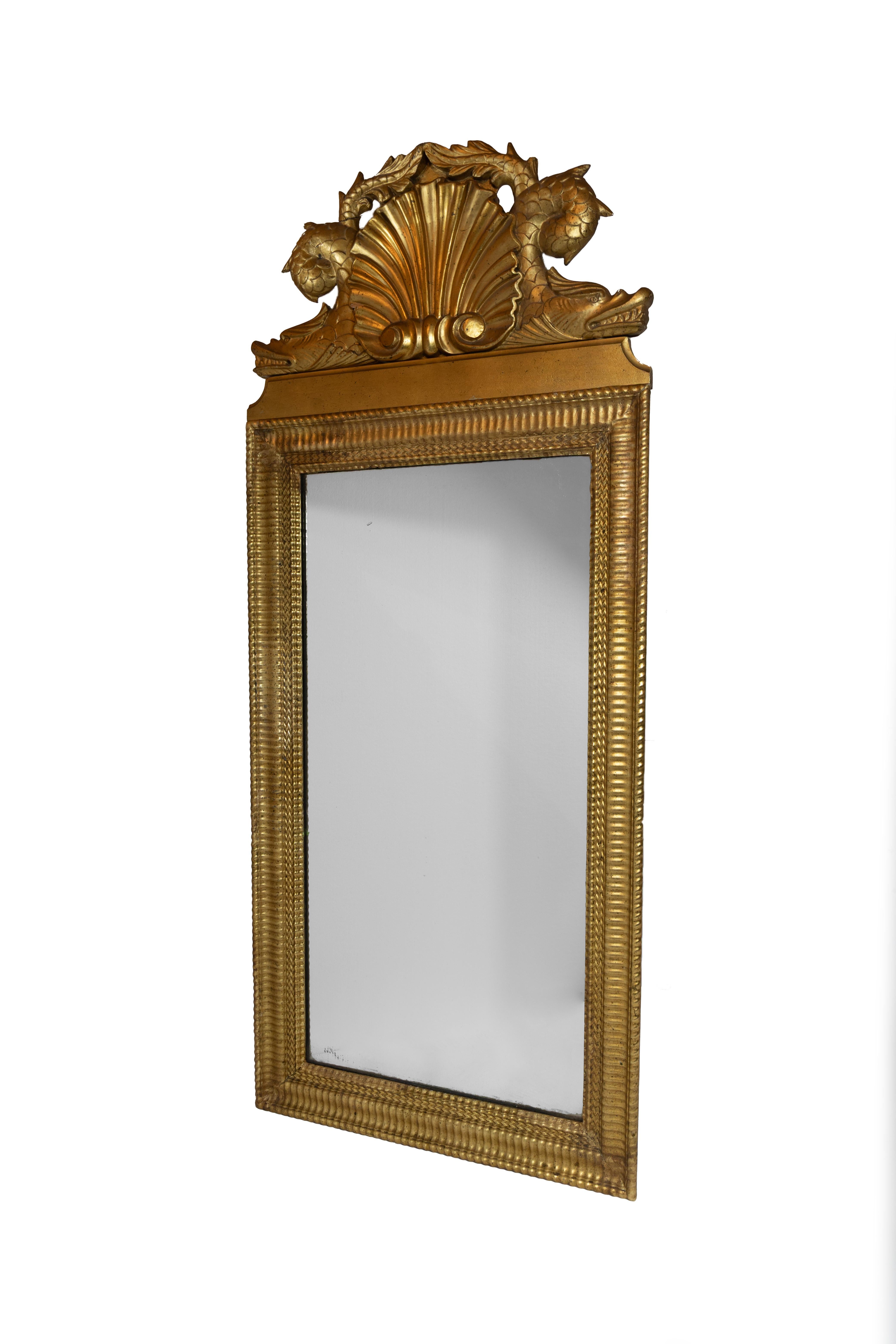 Espejo sueco de estilo gruta con marco de madera tallada y gesso dorado Barroco en venta