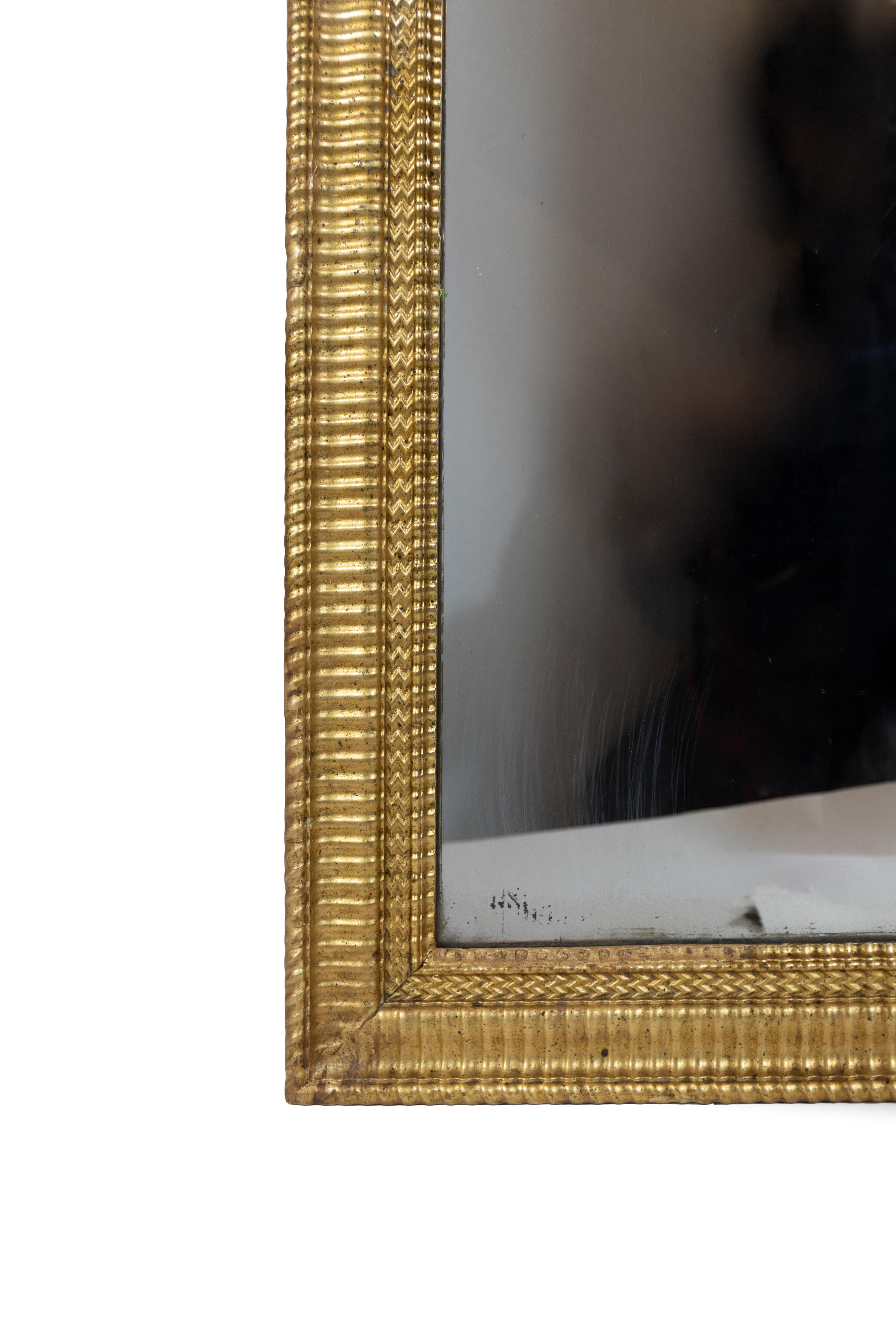 Espejo sueco de estilo gruta con marco de madera tallada y gesso dorado Sueco en venta