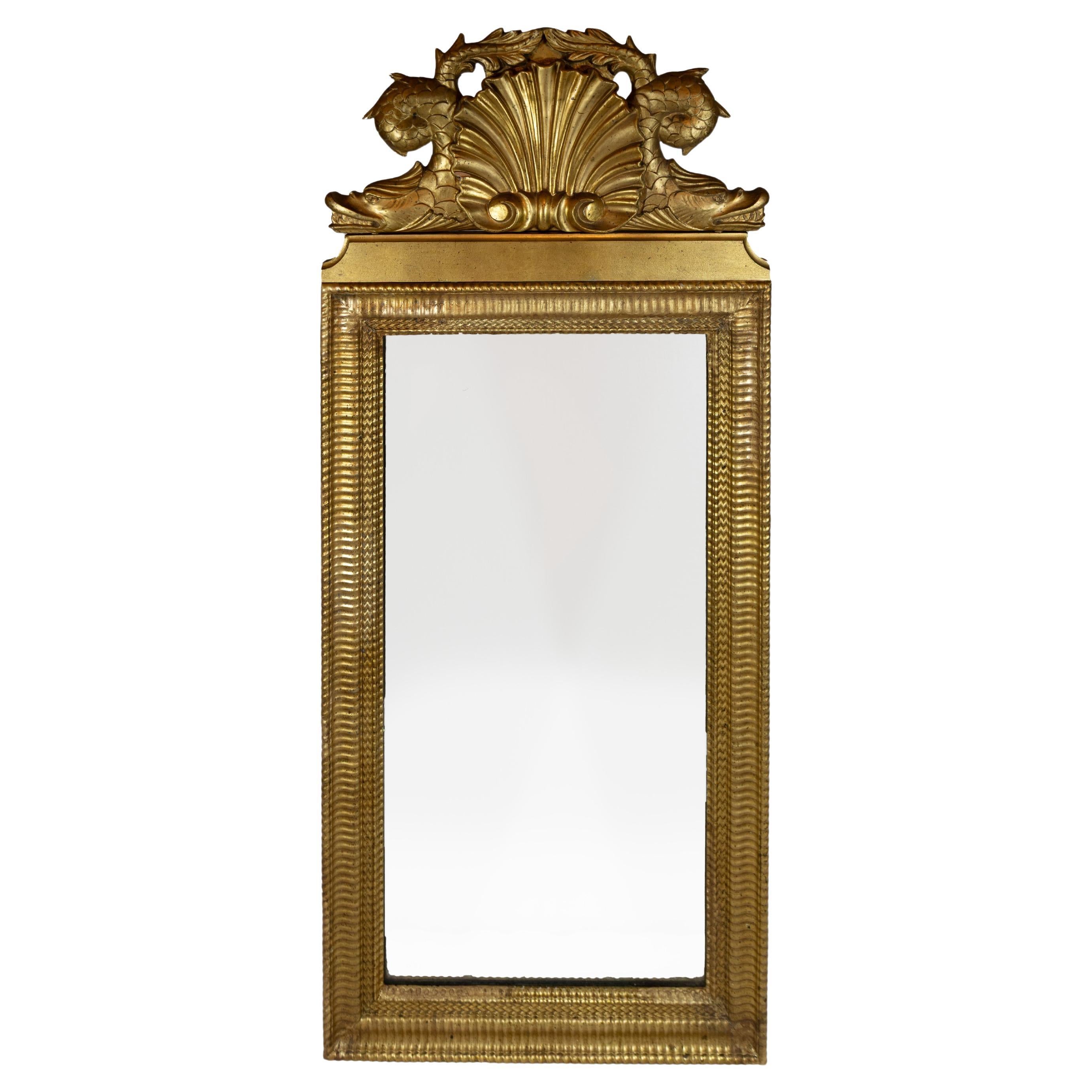 Espejo sueco de estilo gruta con marco de madera tallada y gesso dorado en venta
