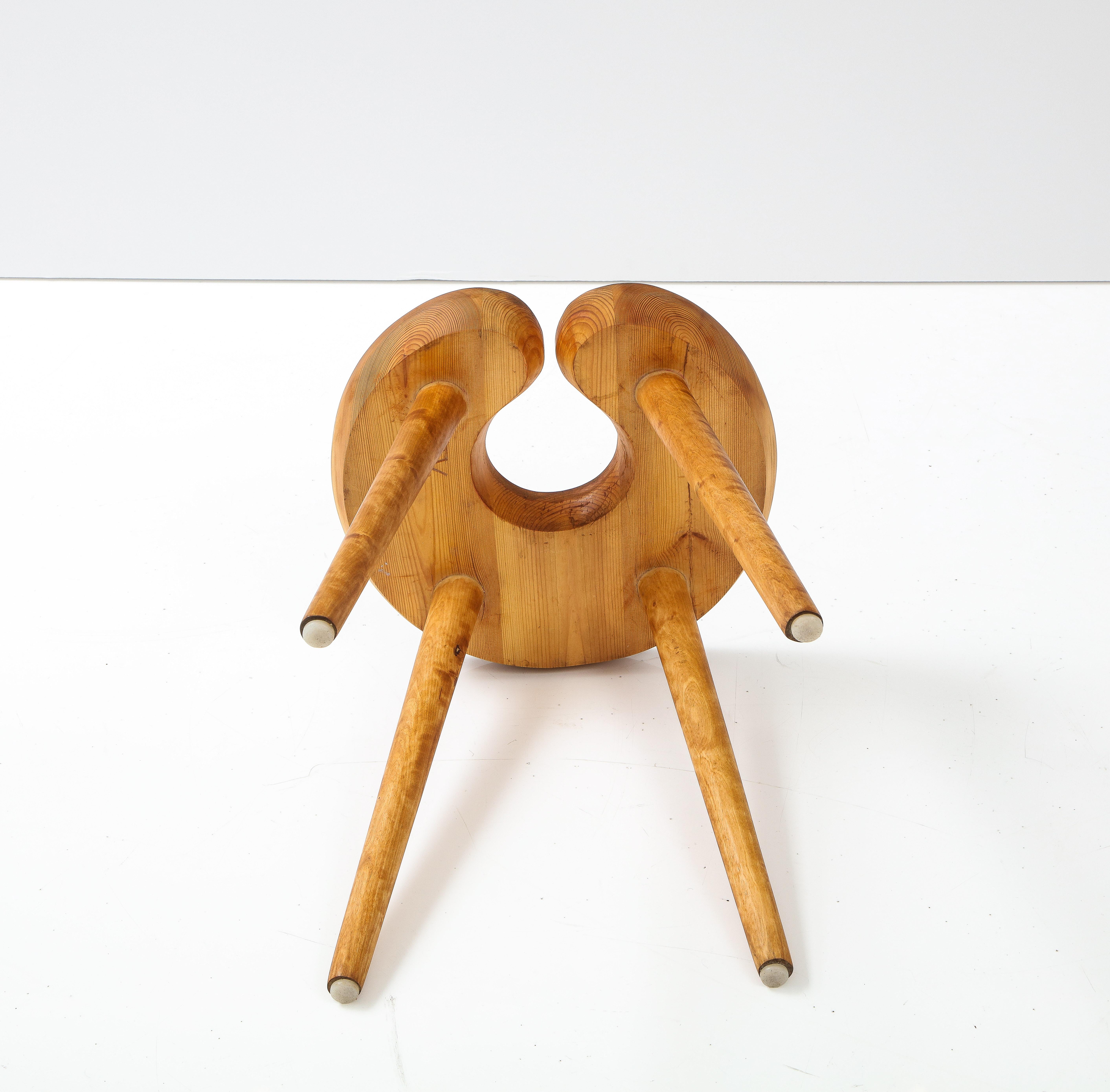 Tabouret suédois sculpté en bouleau et pin, vers les années 1960 en vente 4