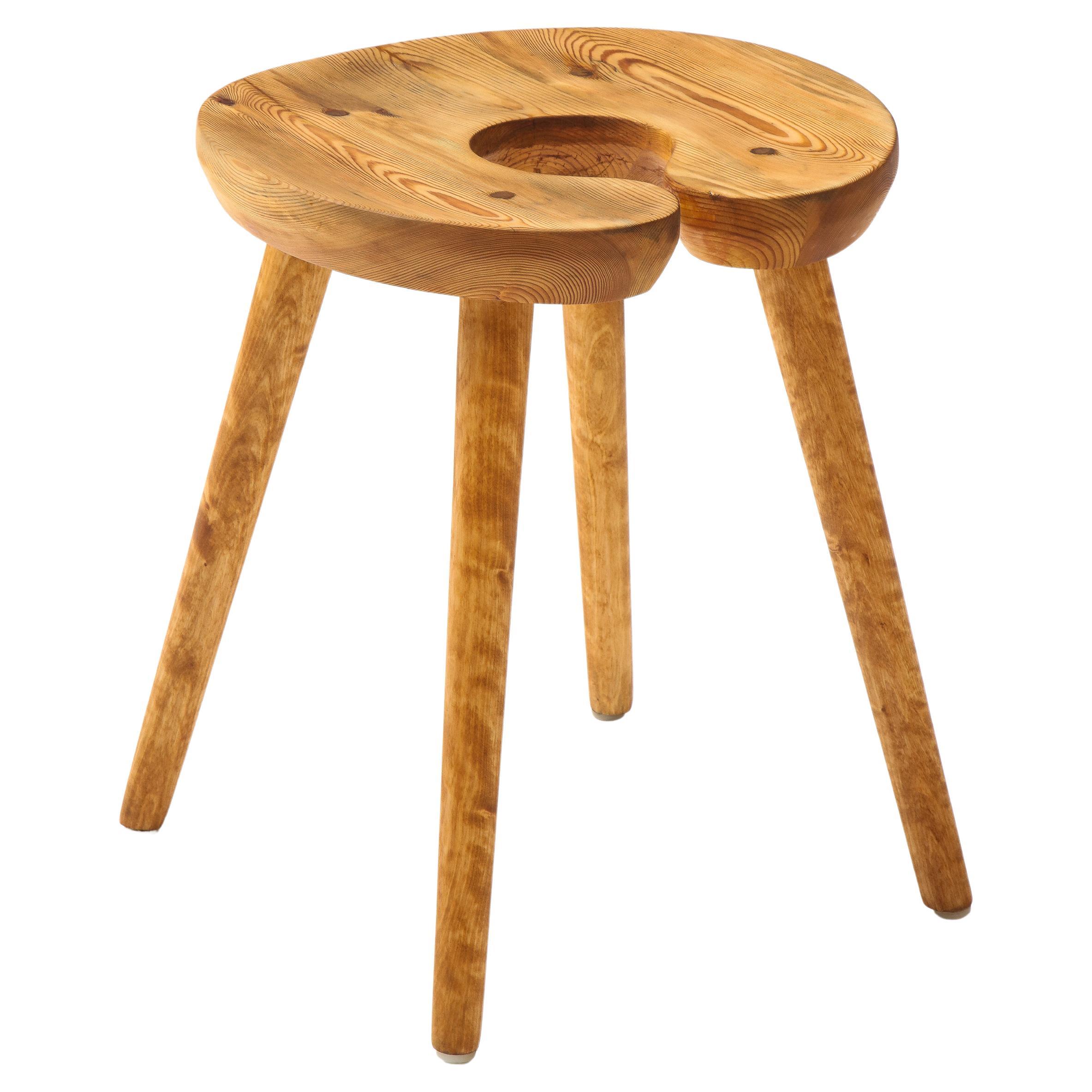 Tabouret suédois sculpté en bouleau et pin, vers les années 1960