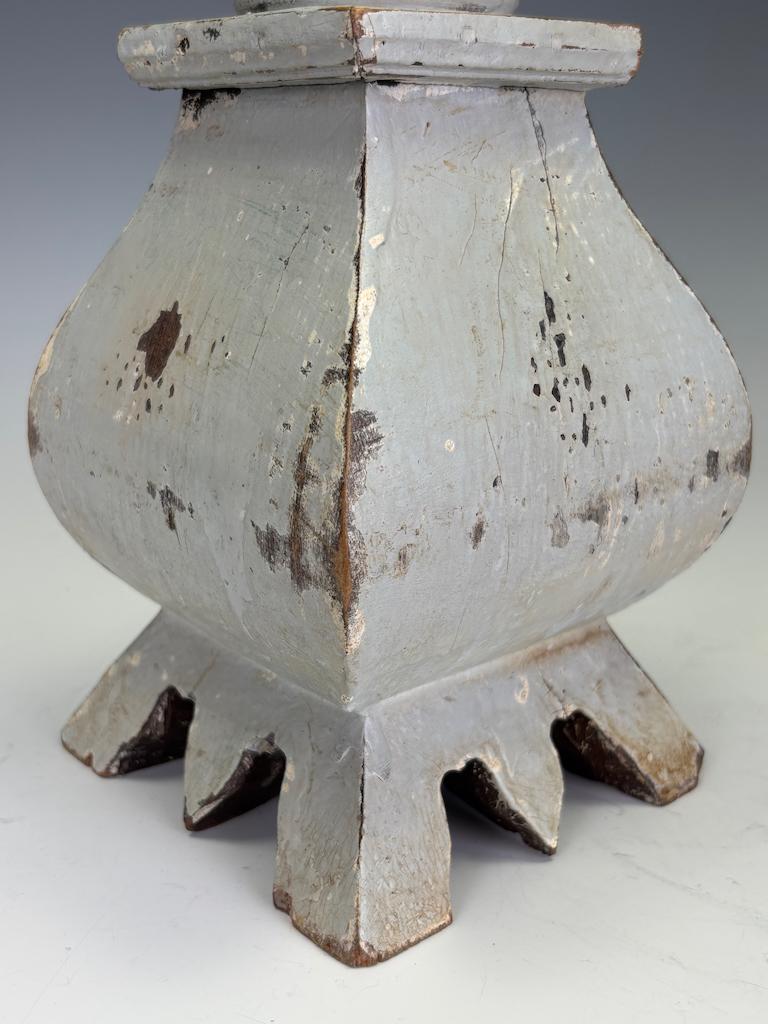 Ein schwedischer geschnitzter Holzleuchter, CIRCA 1870 im Angebot 5