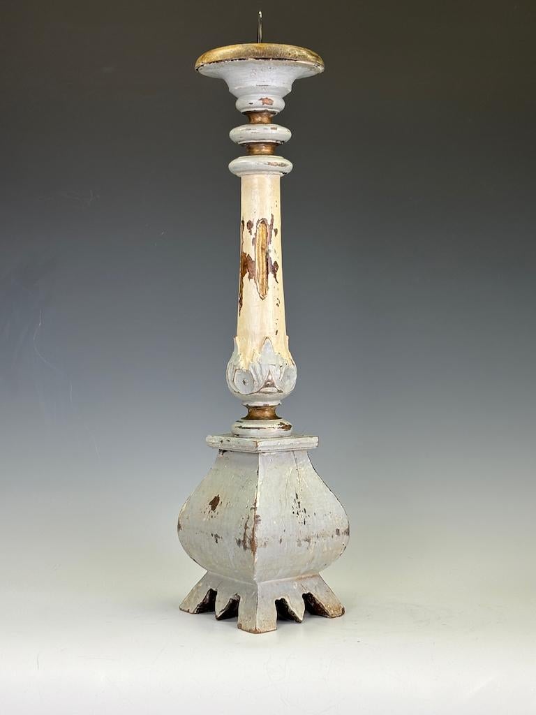 Ein schwedischer geschnitzter Holzleuchter, CIRCA 1870

Ein fein geschnitzter und schön patinierter schwedischer Kerzenständer aus dem späten 19. Jahrhundert, ca. 1870. Ausgeführt in Kiefernholz und unter Beibehaltung der ursprünglichen bemalten