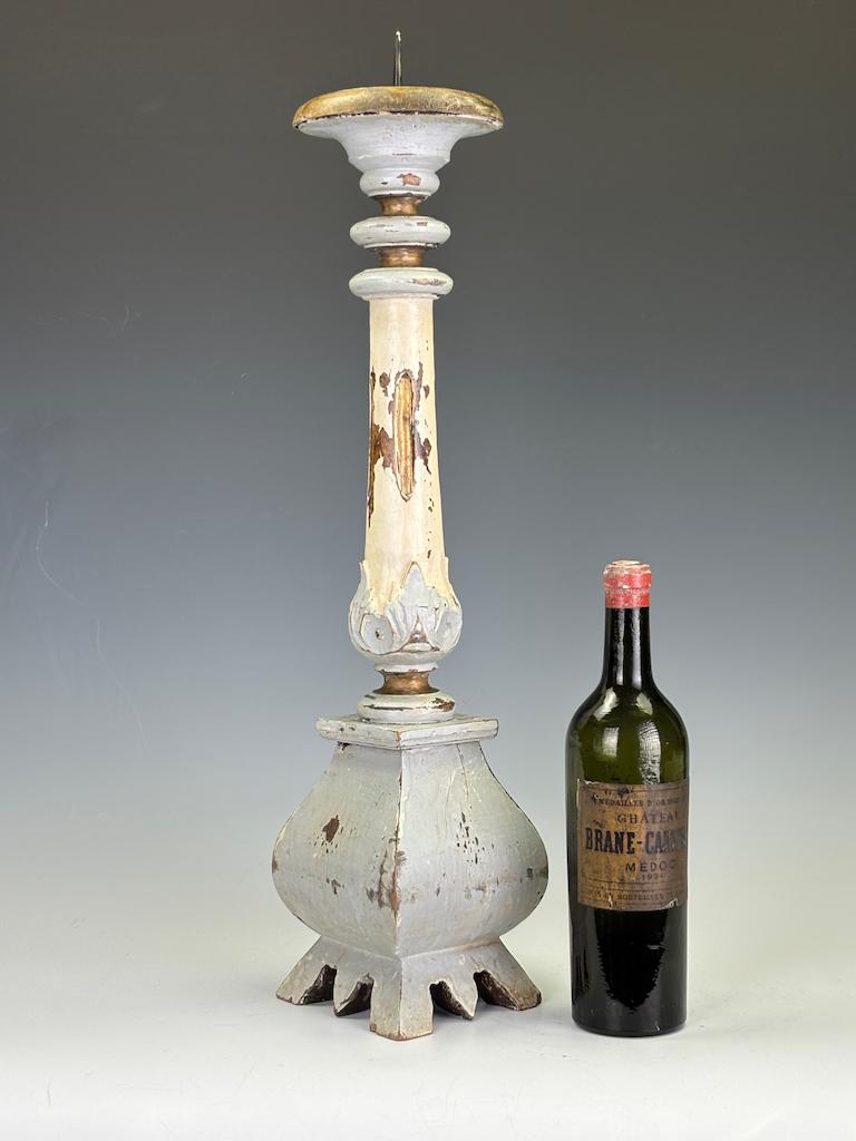 Ein schwedischer geschnitzter Holzleuchter, CIRCA 1870 (Schwedisch) im Angebot