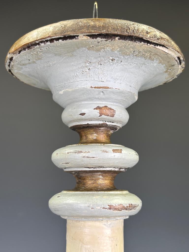 Ein schwedischer geschnitzter Holzleuchter, CIRCA 1870 (19. Jahrhundert) im Angebot