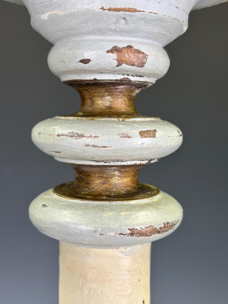 Ein schwedischer geschnitzter Holzleuchter, CIRCA 1870 im Angebot 1