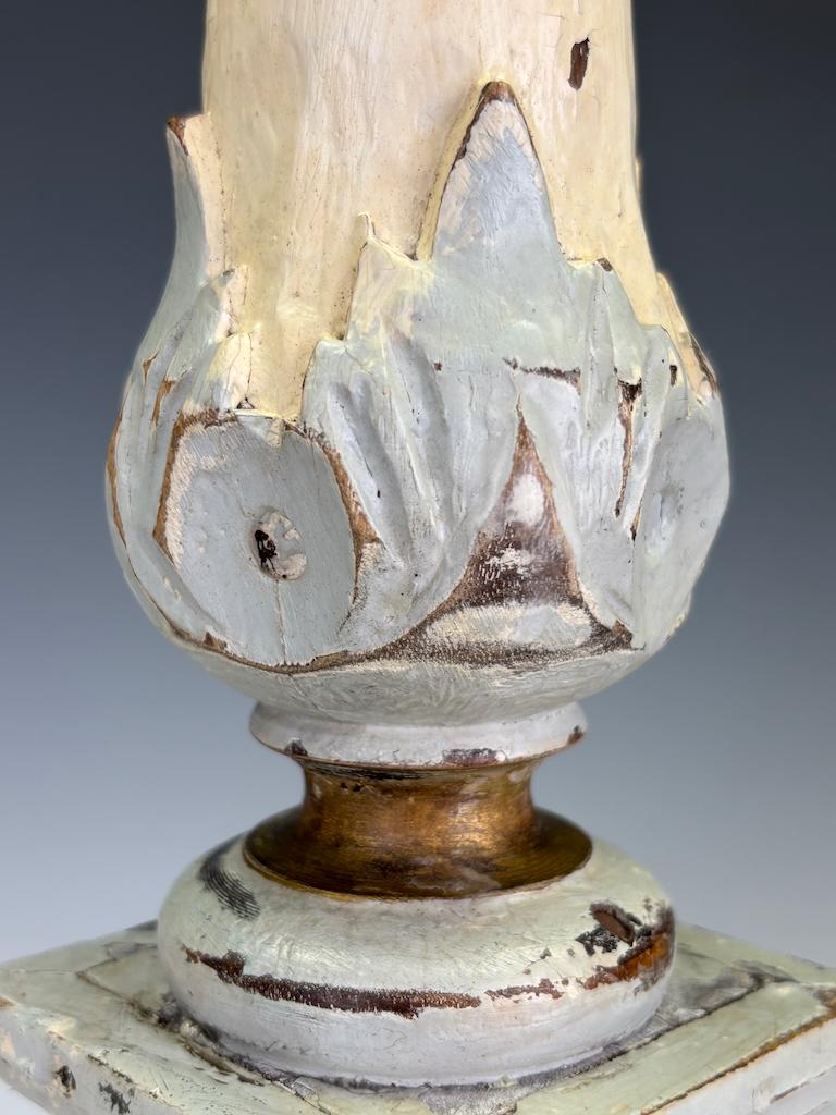 Ein schwedischer geschnitzter Holzleuchter, CIRCA 1870 im Angebot 3