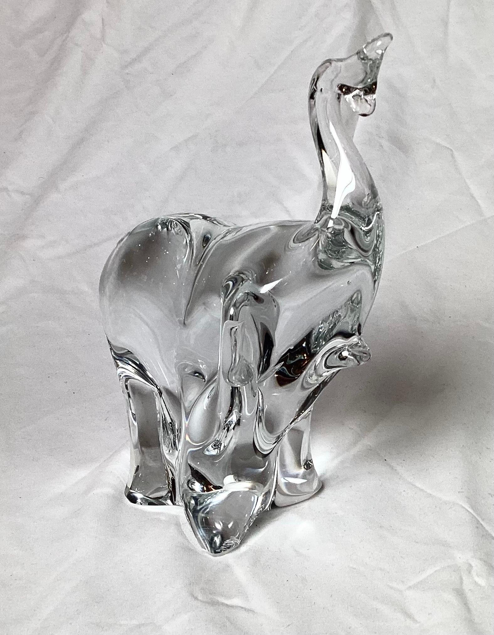 Un elefante di cristallo trasparente, risalente agli anni '70, realizzato in Svezia.  La scultura è contrassegnata dalla scritta Eneryda sul lato inferiore.