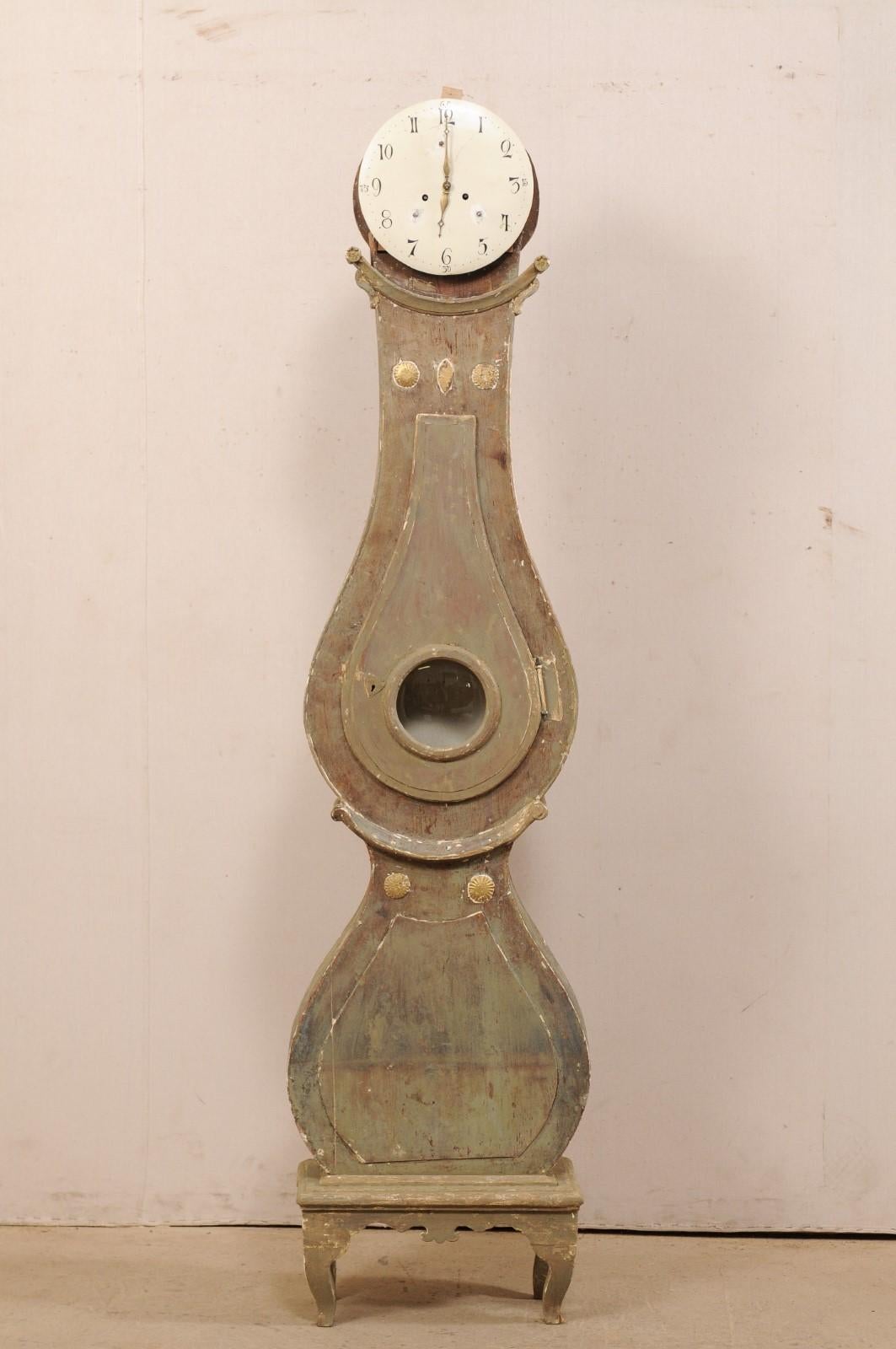 Suédois Horloge de grand-père suédoise Fryksdahl avec base surélevée, vers 1820 en vente