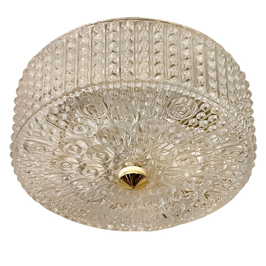 Un luminaire suspendu/semi-encastré en verre moulé suédois avec des lumières intérieures, vers les années 1960. Vendu à l'unité.

Mesures :
Hauteur (chute actuelle) : 5,25