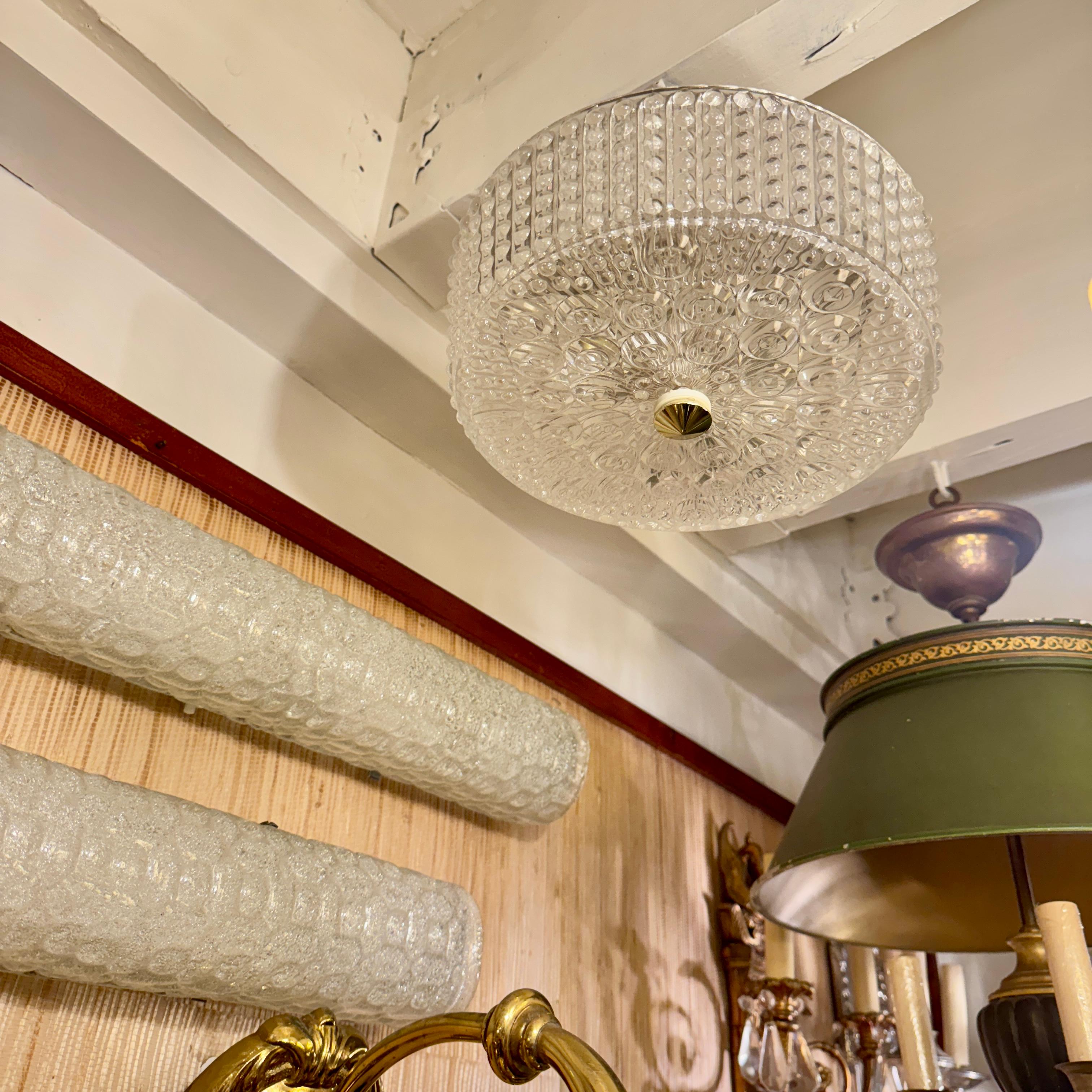 Milieu du XXe siècle Paire de luminaires suédois en verre. Vendu à l'unité en vente