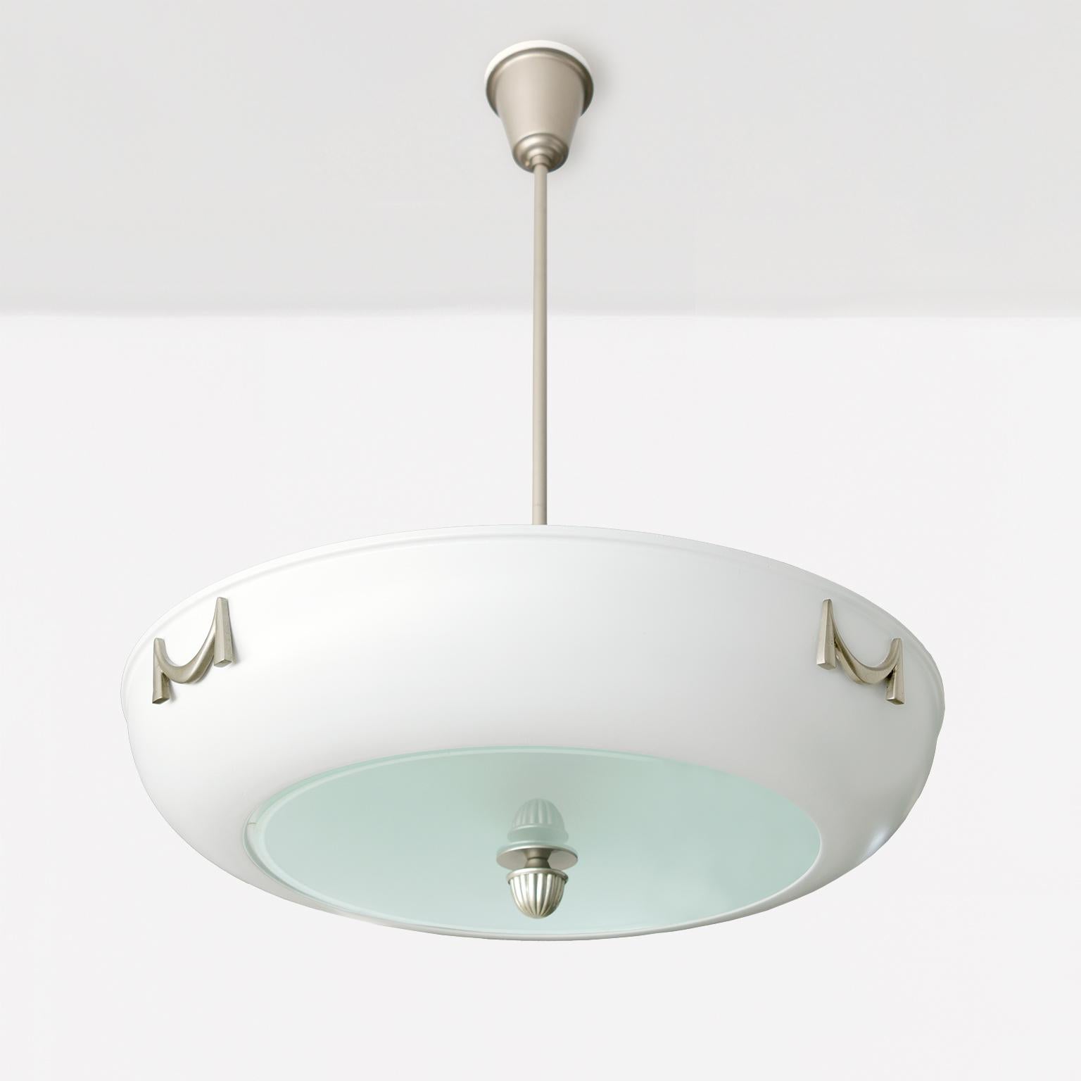 Lustre suédois Grace / Art déco à 7 lumières en forme de dôme, fabriqué par ASEA, 1930. Le corps métallique circulaire incorpore un dôme qui abrite 3 prises de courant standard. Il est recouvert d'un abat-jour en verre dépoli et d'un embout Meta