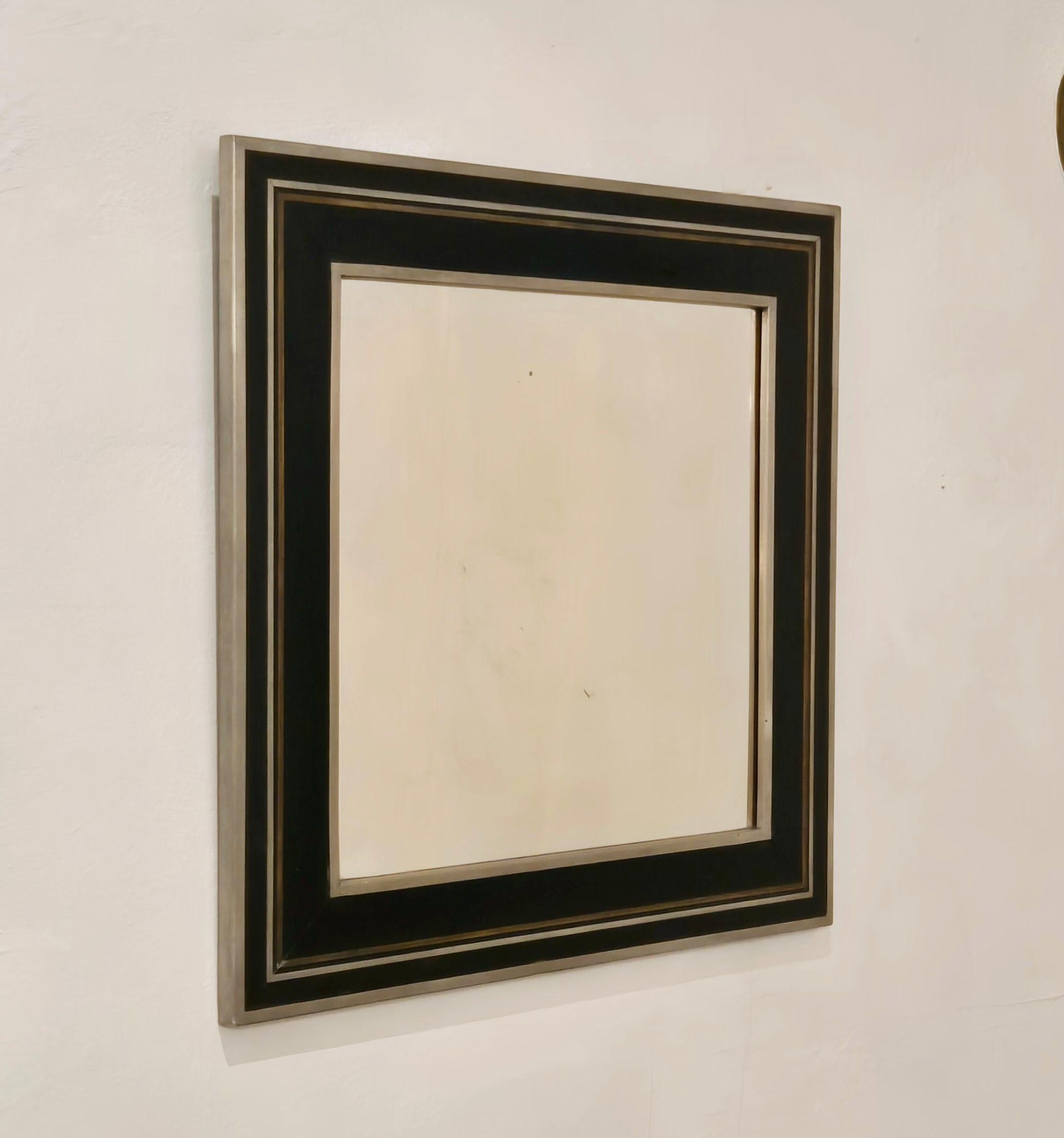 Rare miroir attribué à Uno Åhren (Swe, 1897-1977), fabriqué par Firma Svenskt Tenn. Modèle A 1154 en poirier ébonisé avec incrustation d'étain et de laiton. Documenté dans les archives de Firma Svenskt Tenn, le modèle est également représenté au