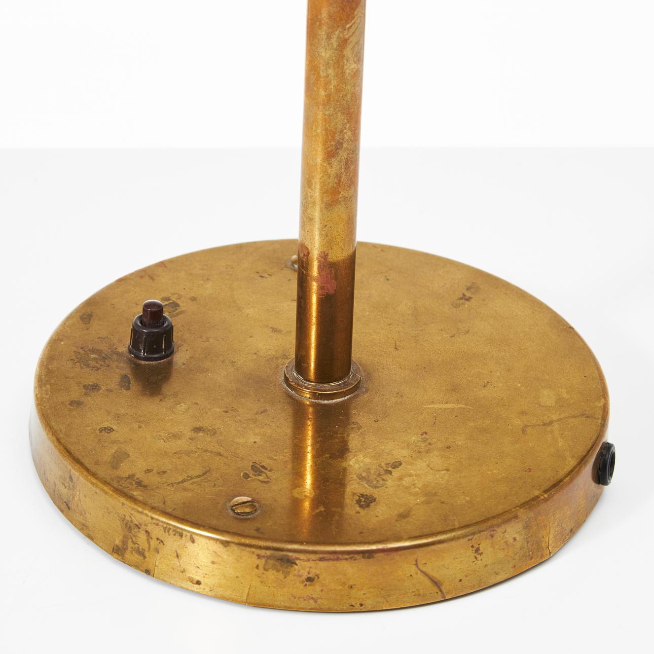 Lampe de bureau Grace suédoise avec base ronde et bras réglable. L'abat-jour est orné d'un bord festonné et d'un motif étoilé. Circa 1930. Le prix comprend le nouveau câblage.