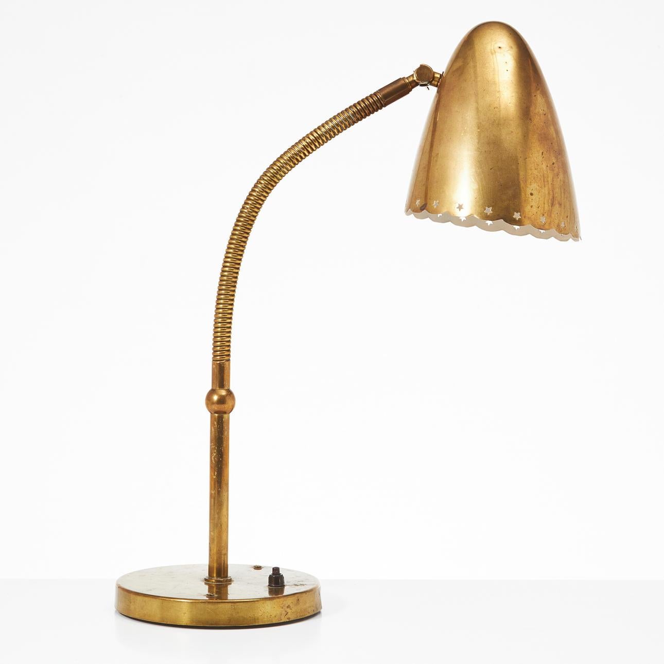 Milieu du XXe siècle Lampe de table en laiton de la période des grâces suédoises en vente