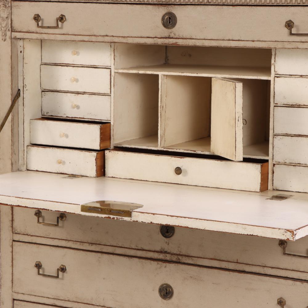 A Swedish Gustavian painted fall front desk, C. 1820. In Good Condition For Sale In Philadelphia, PA