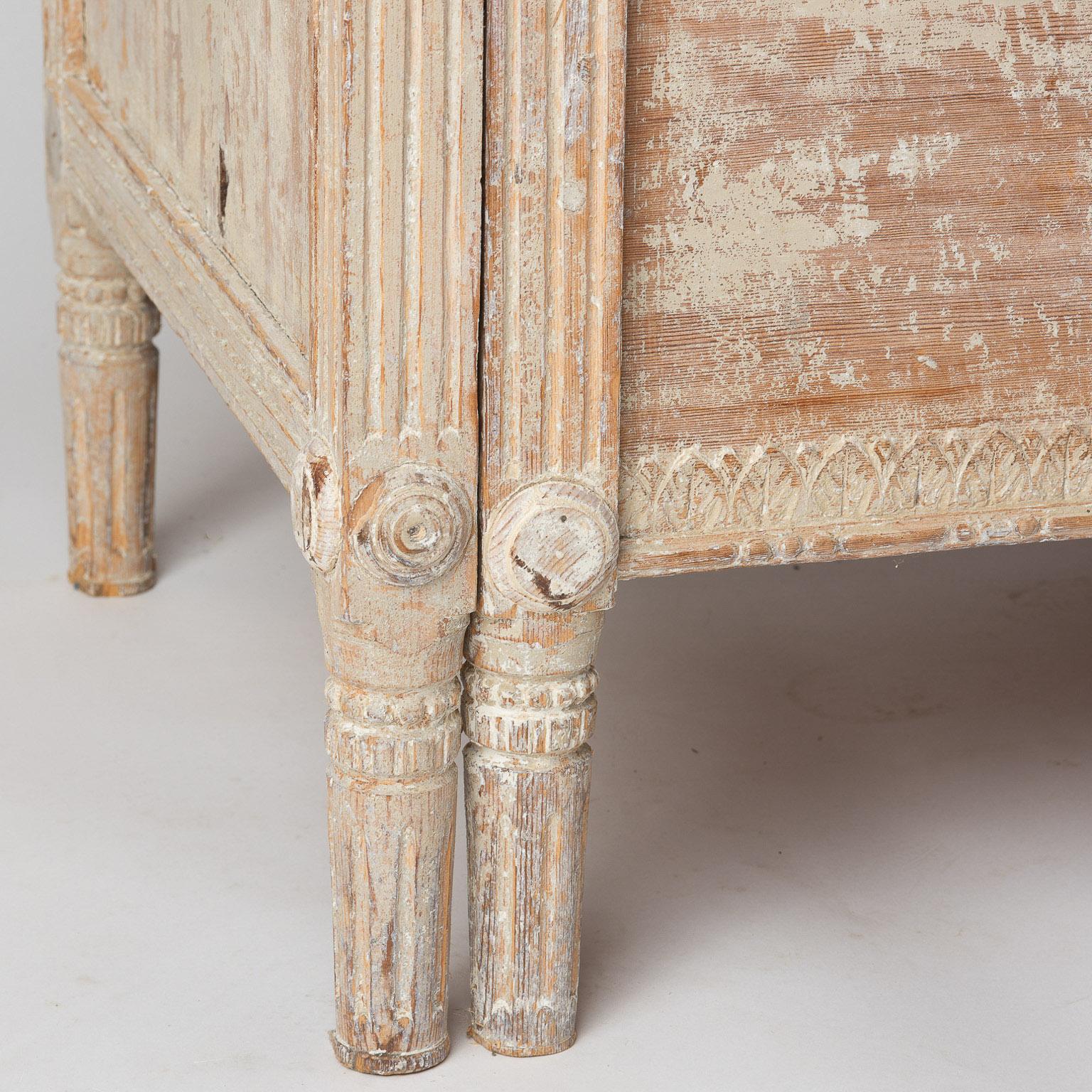Swedish Gustavian Period Bench in Original Paint with Elaborate Bow, circa 1790 For Sale 2