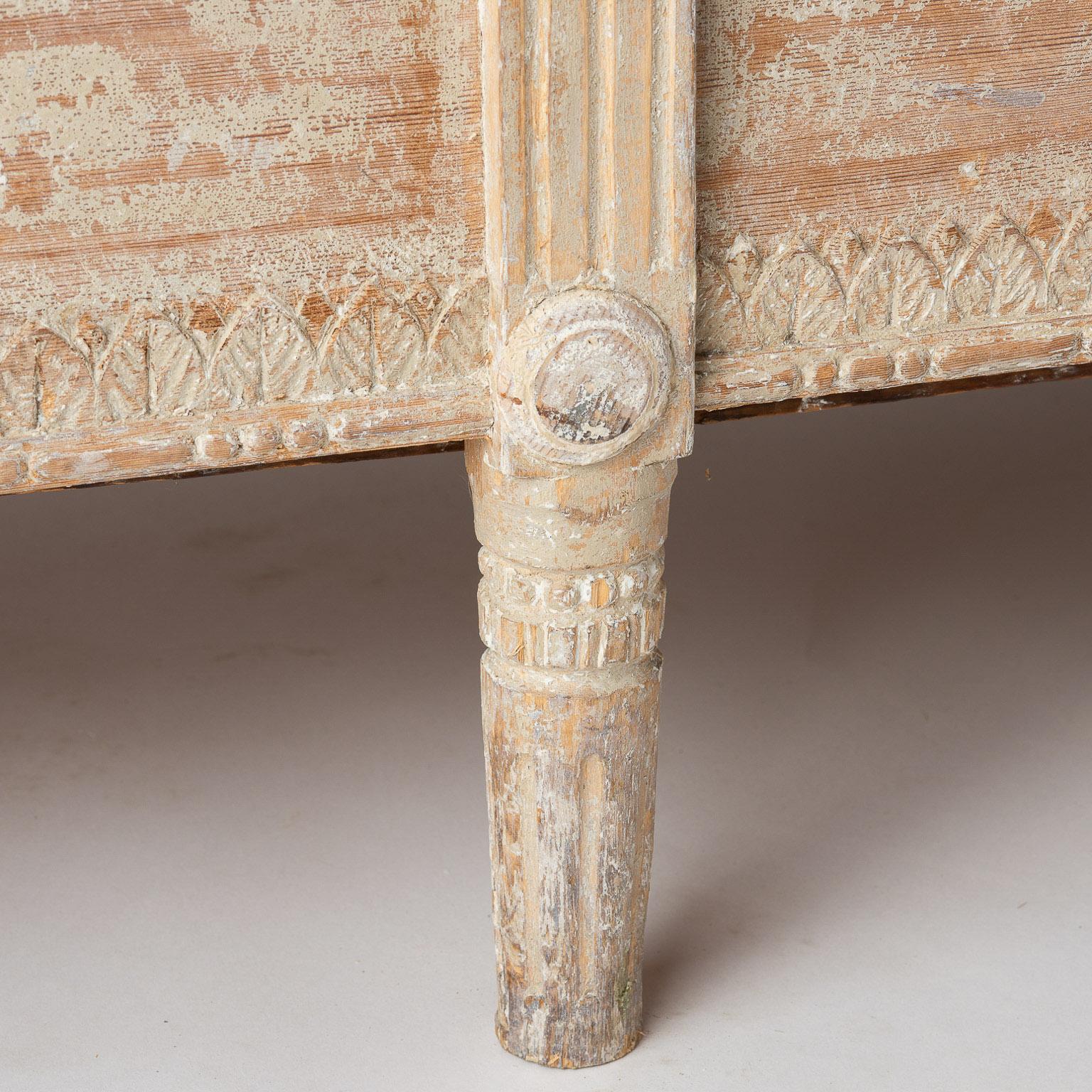 Swedish Gustavian Period Bench in Original Paint with Elaborate Bow, circa 1790 For Sale 3