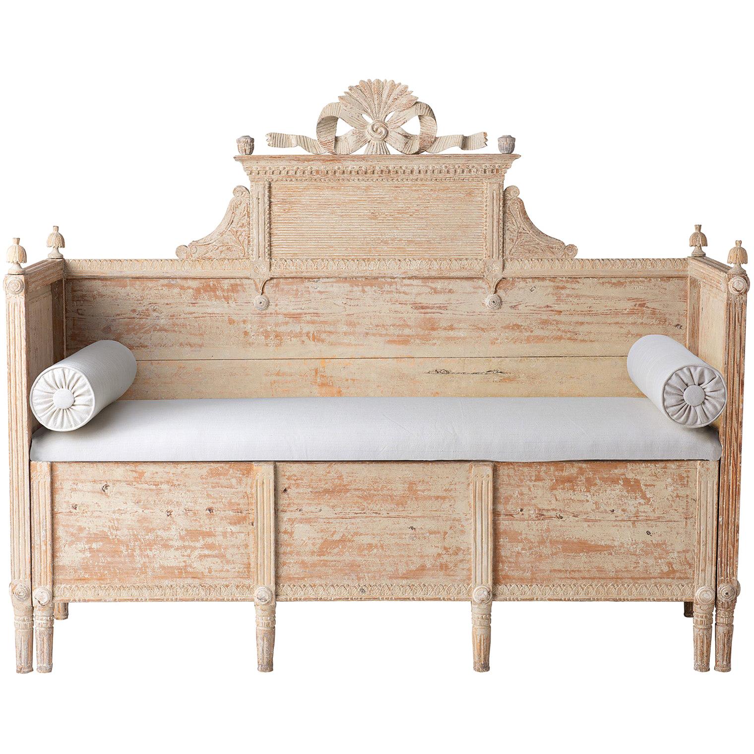 Swedish Gustavian Period Bench in Original Paint with Elaborate Bow, circa 1790 For Sale