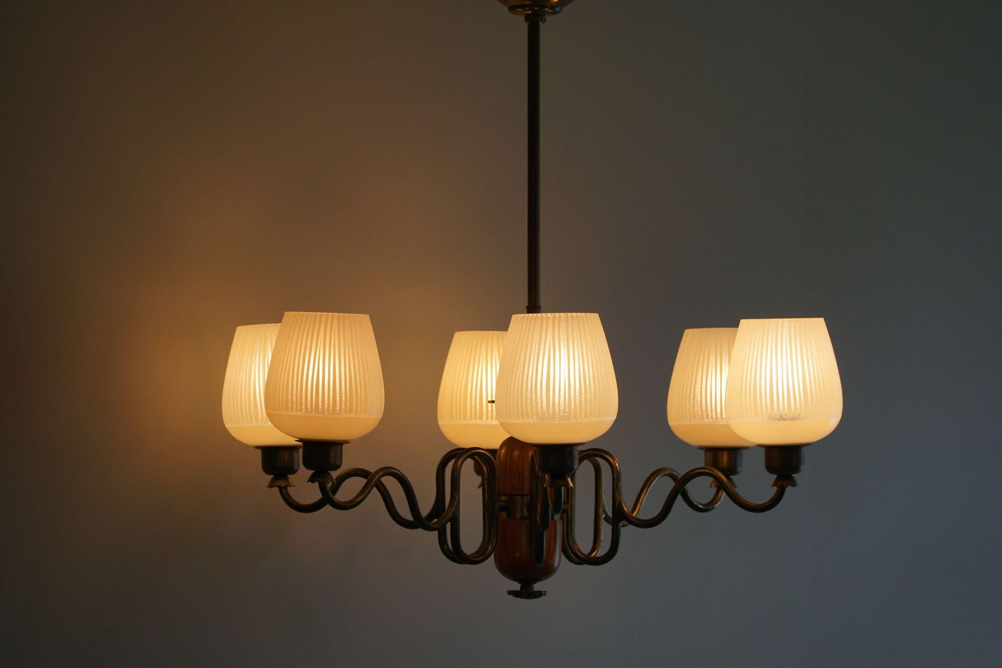 Lampadario moderno svedese a sei bracci del 1940, Art Deco, vetro, ottone e olmo 3