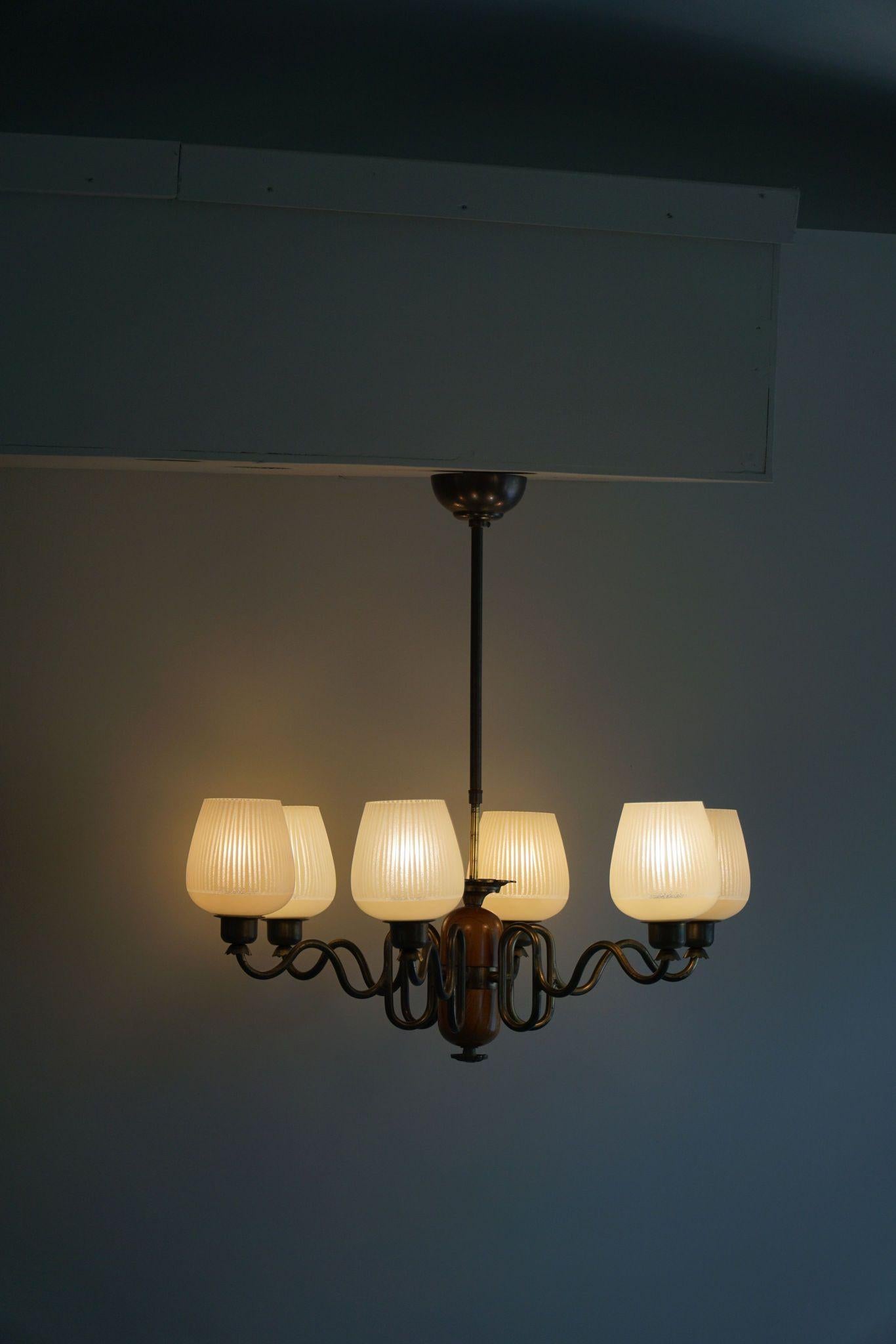 Lampadario moderno svedese a sei bracci del 1940, Art Deco, vetro, ottone e olmo 4