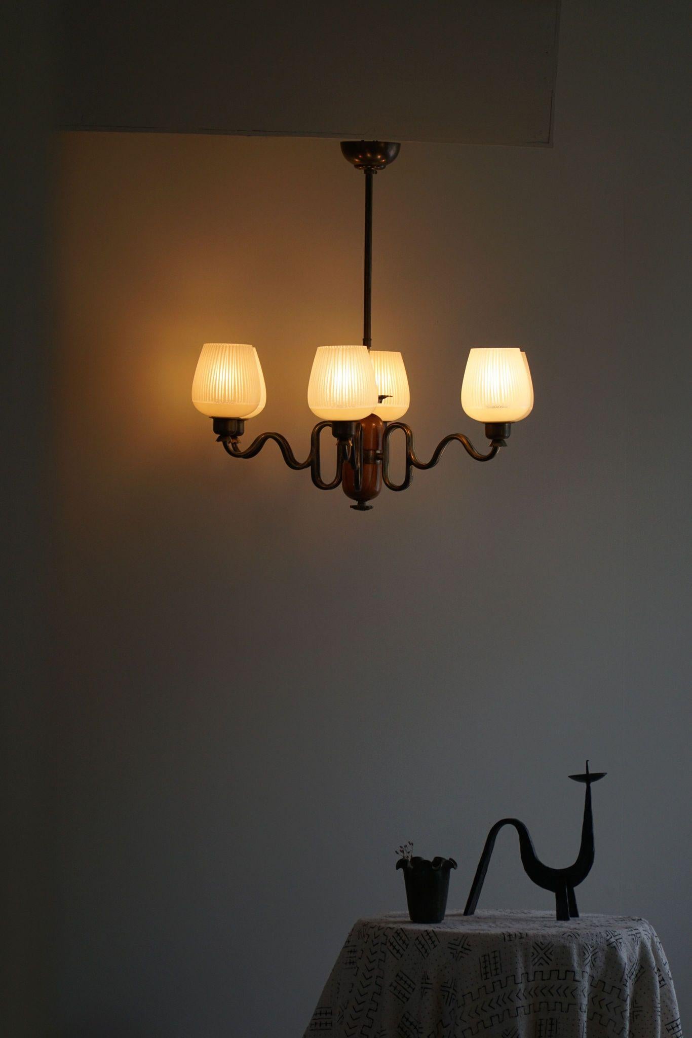 Lampadario moderno svedese a sei bracci del 1940, Art Deco, vetro, ottone e olmo 5