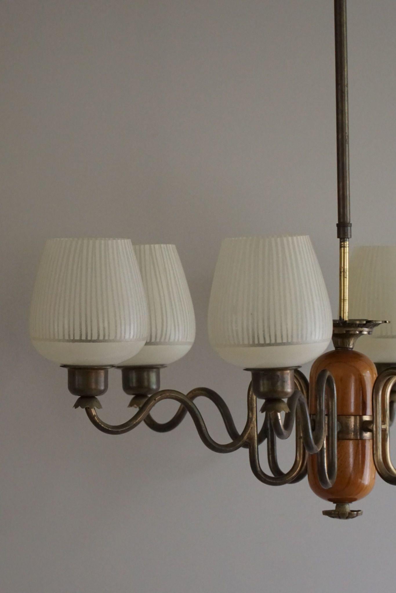 Lampadario moderno svedese a sei bracci del 1940, Art Deco, vetro, ottone e olmo 11