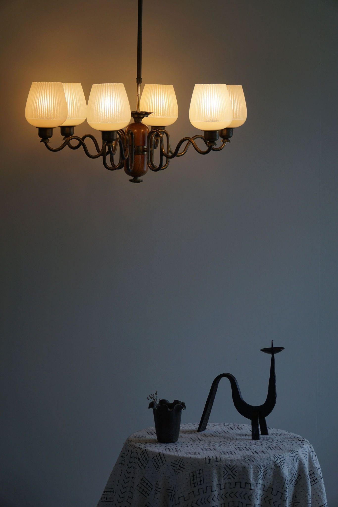 Art Déco Lampadario moderno svedese a sei bracci del 1940, Art Deco, vetro, ottone e olmo