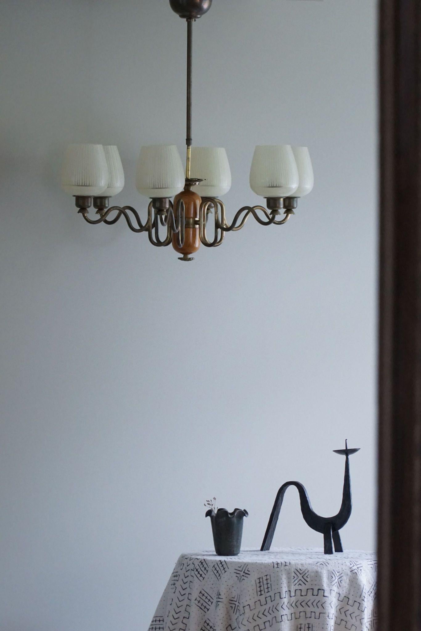 Svedese Lampadario moderno svedese a sei bracci del 1940, Art Deco, vetro, ottone e olmo