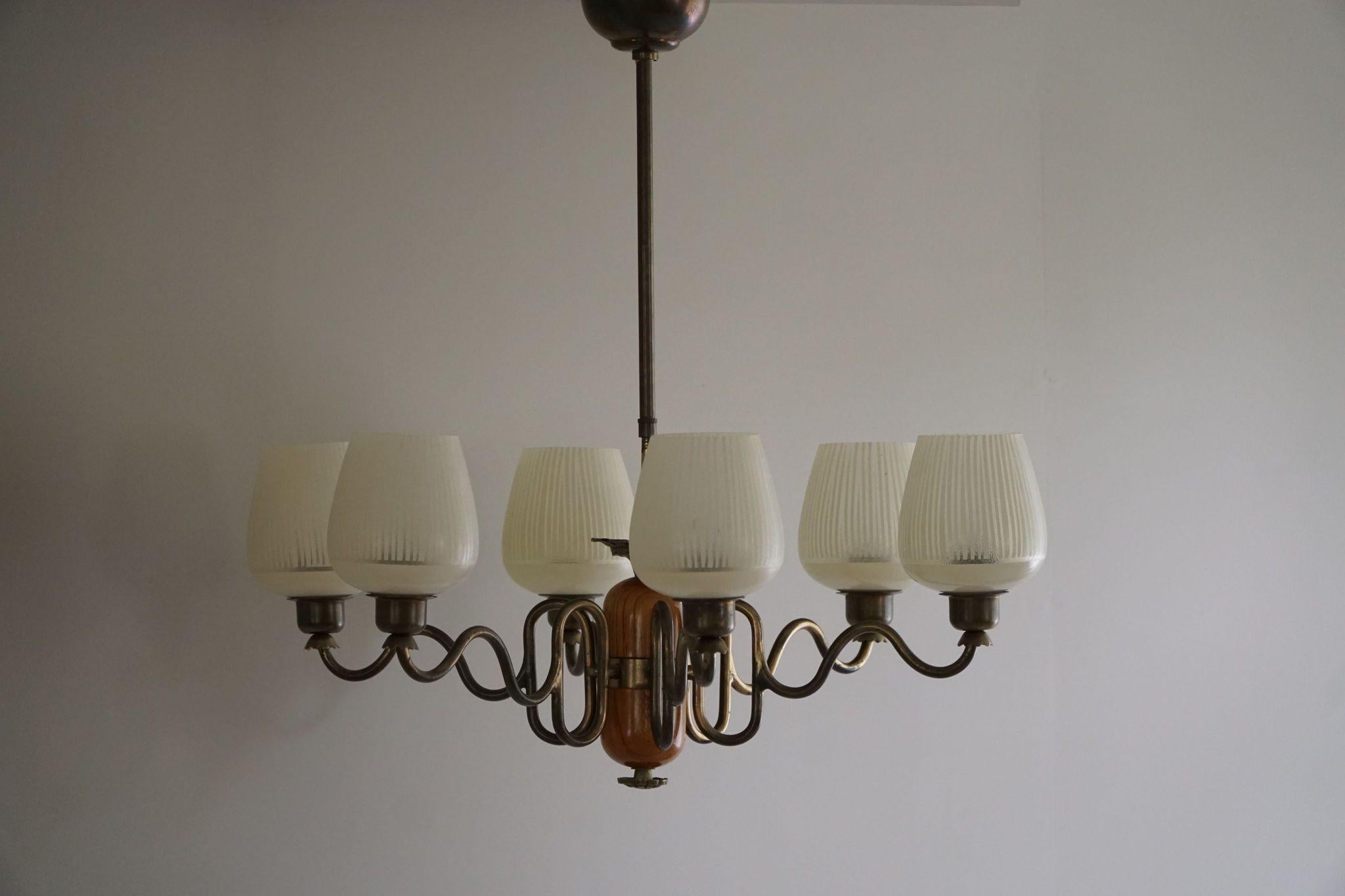 Lampadario moderno svedese a sei bracci del 1940, Art Deco, vetro, ottone e olmo In condizioni buone a Odense, DK