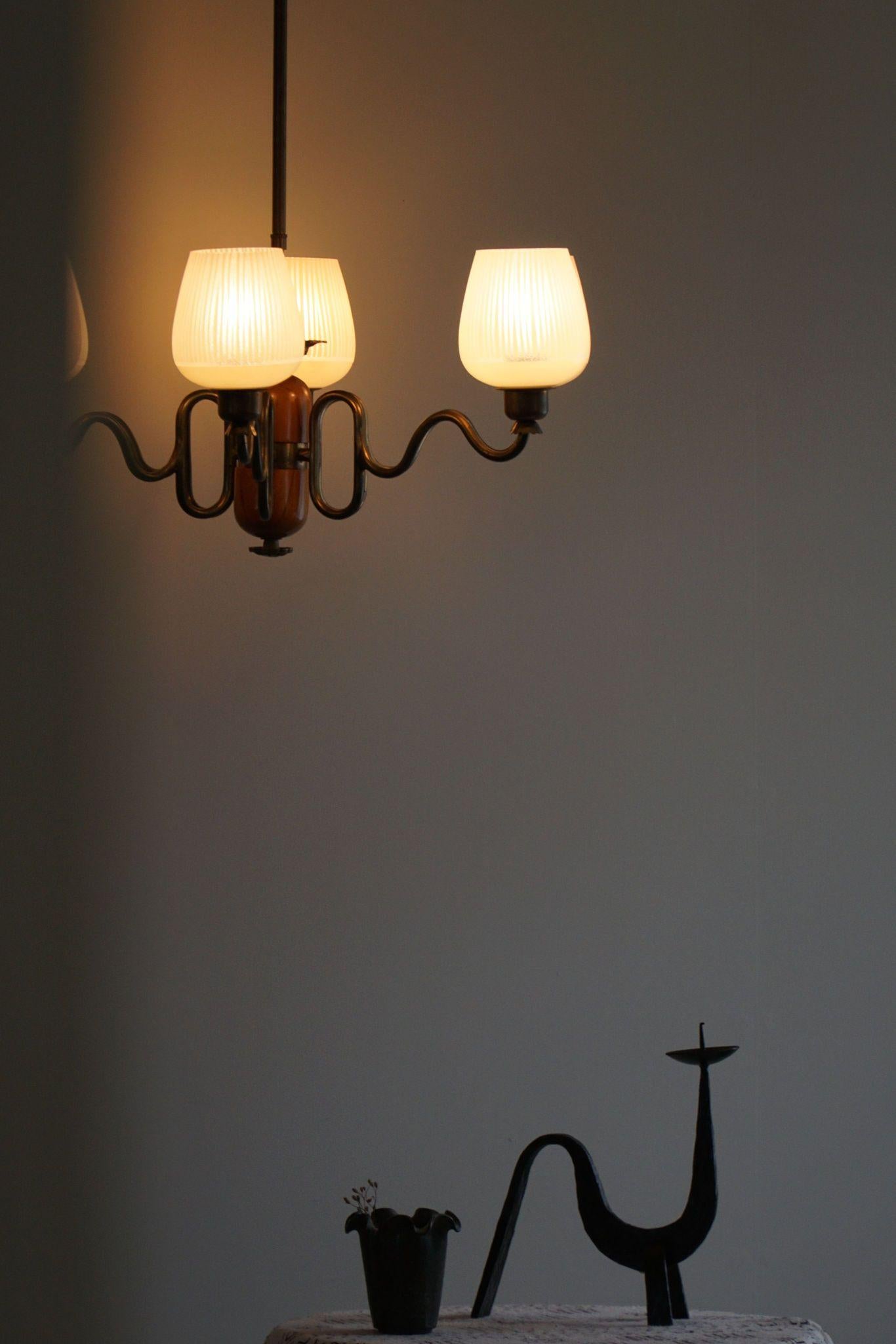 Ottone Lampadario moderno svedese a sei bracci del 1940, Art Deco, vetro, ottone e olmo
