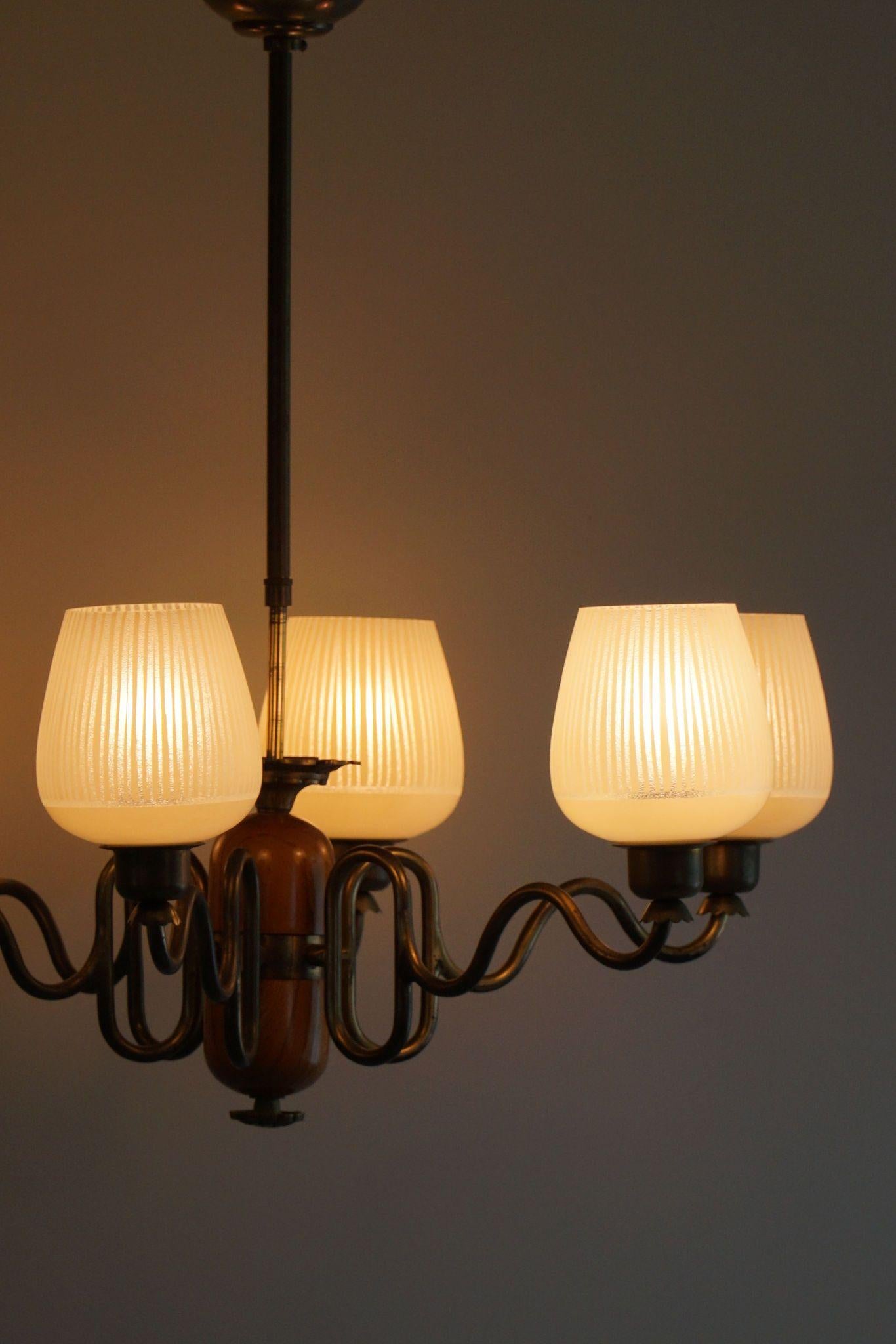 Lampadario moderno svedese a sei bracci del 1940, Art Deco, vetro, ottone e olmo 2