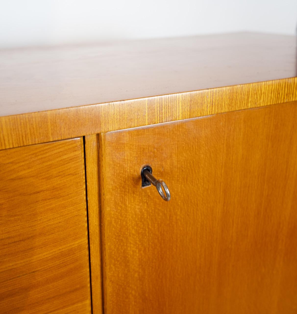 Moderno Un mobile moderno svedese con impiallacciatura a contrasto in vendita