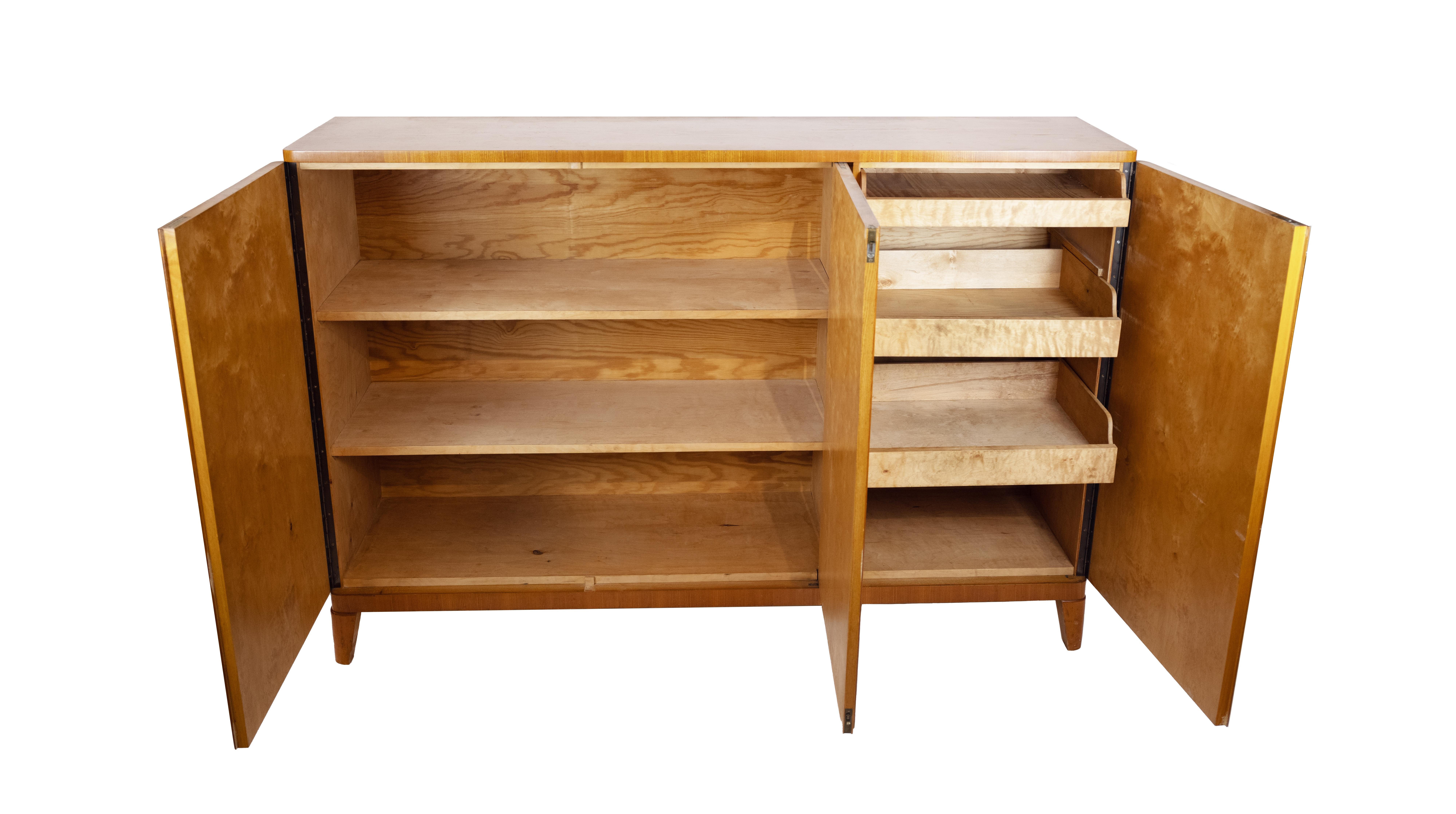 Svedese Un mobile moderno svedese con impiallacciatura a contrasto in vendita