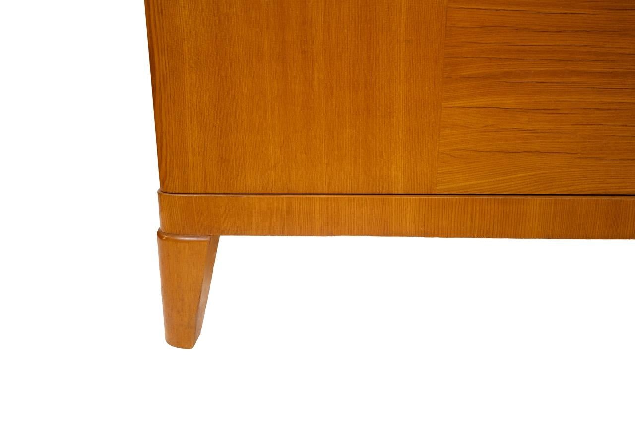 Impiallacciato Un mobile moderno svedese con impiallacciatura a contrasto in vendita