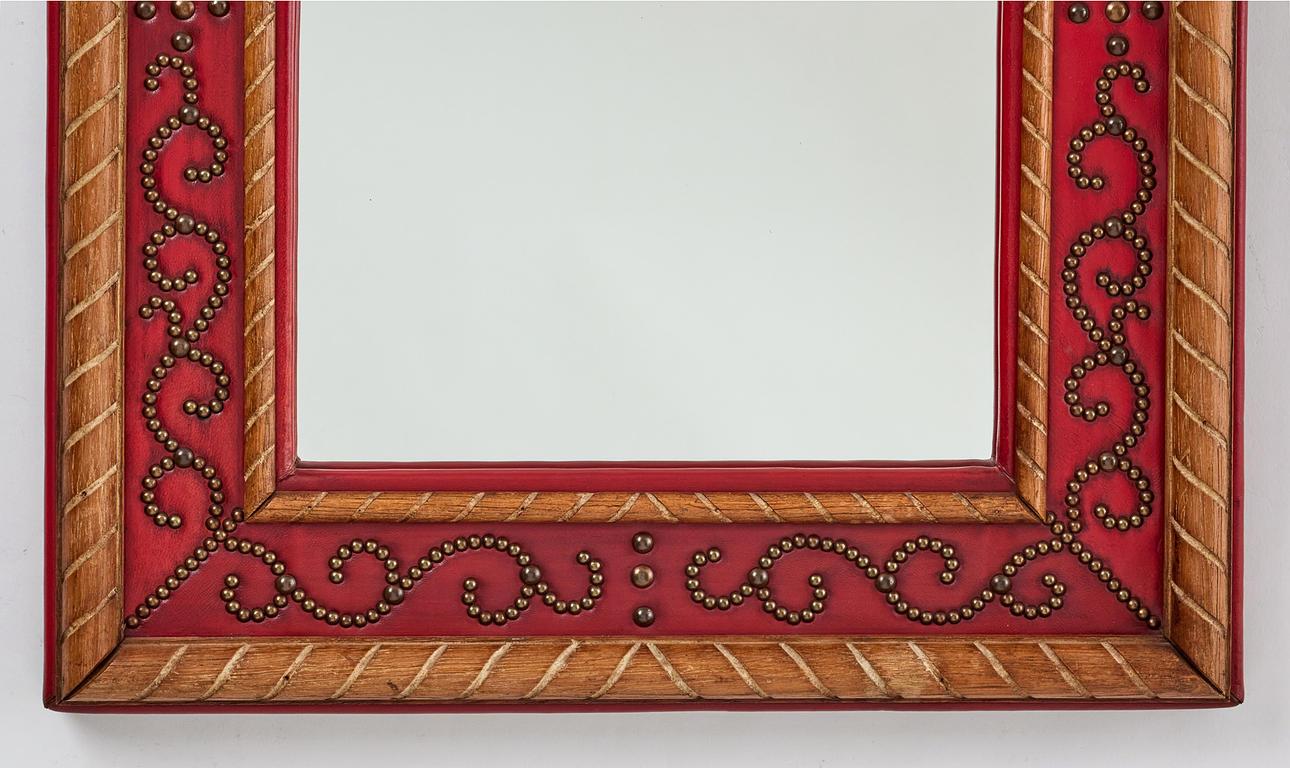 Uno specchio moderno svedese in Oak e pelle rossa con chiodi perlati In condizioni buone in vendita a New York, NY