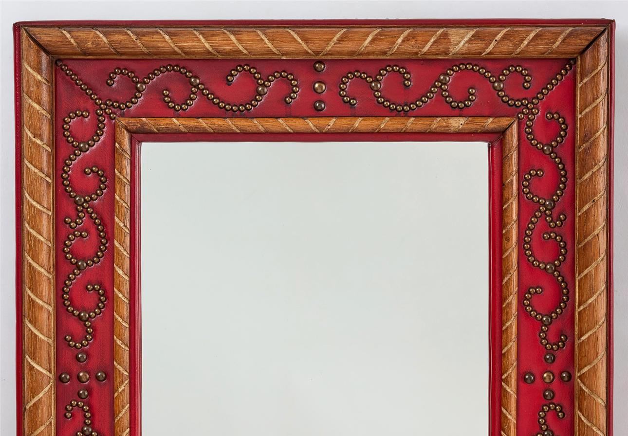 XX secolo Uno specchio moderno svedese in Oak e pelle rossa con chiodi perlati in vendita