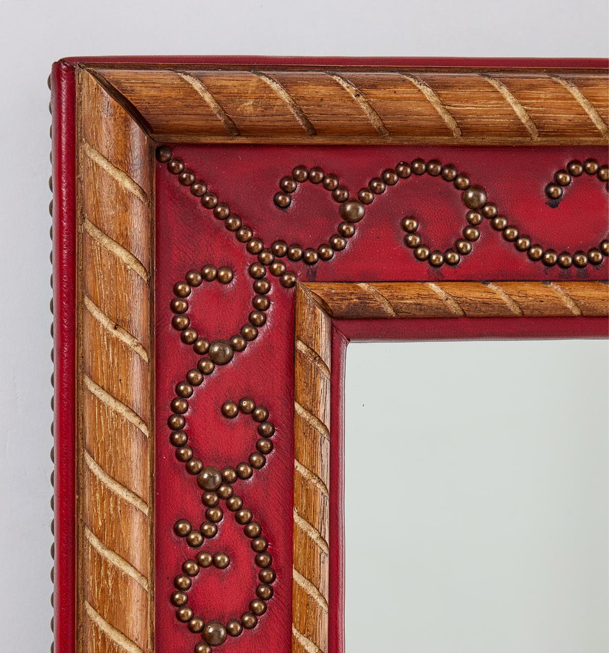Uno specchio moderno svedese in Oak e pelle rossa con chiodi perlati in vendita 1