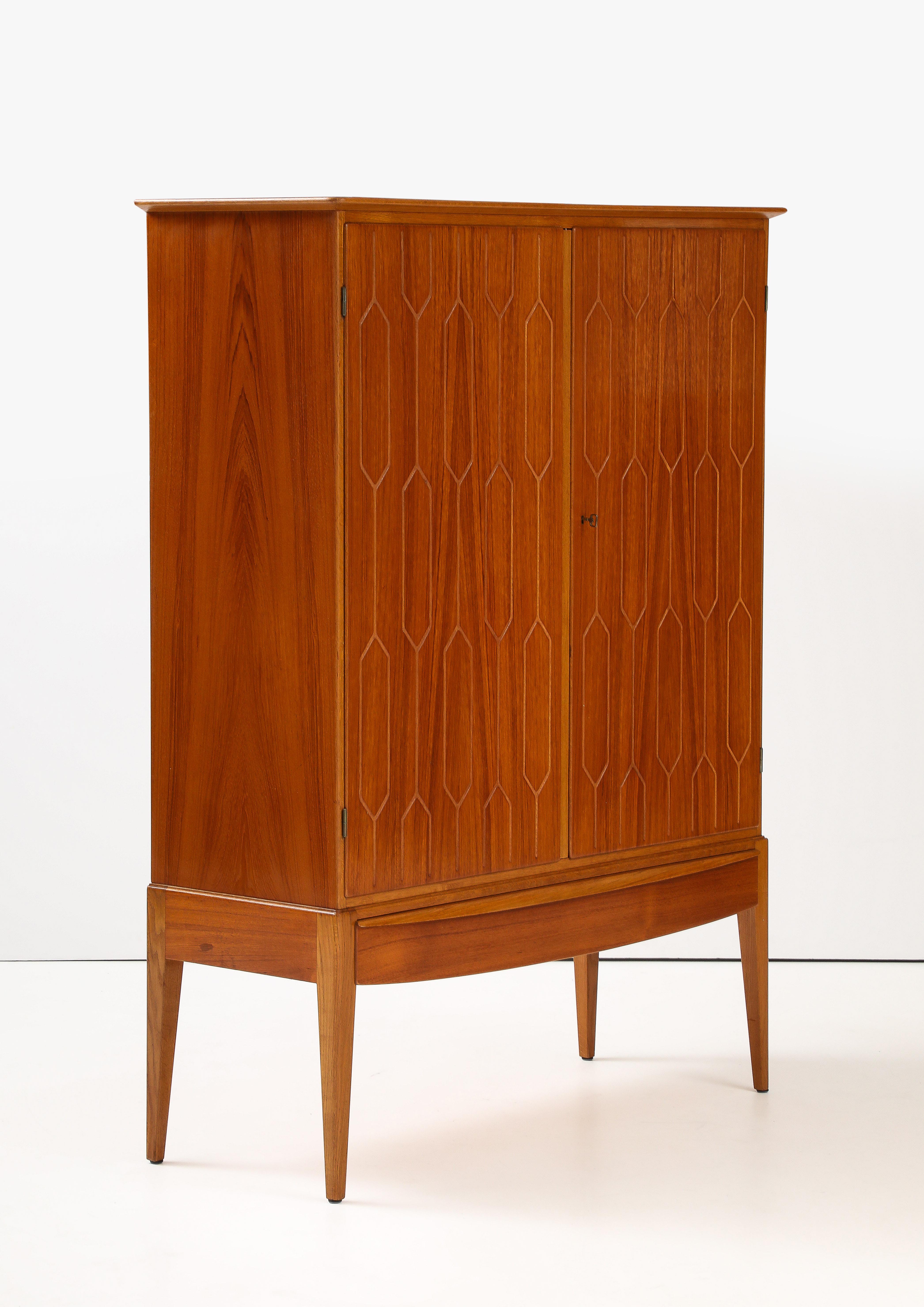 Scandinave moderne Meuble de rangement moderniste suédois en teck, vers 1940-50